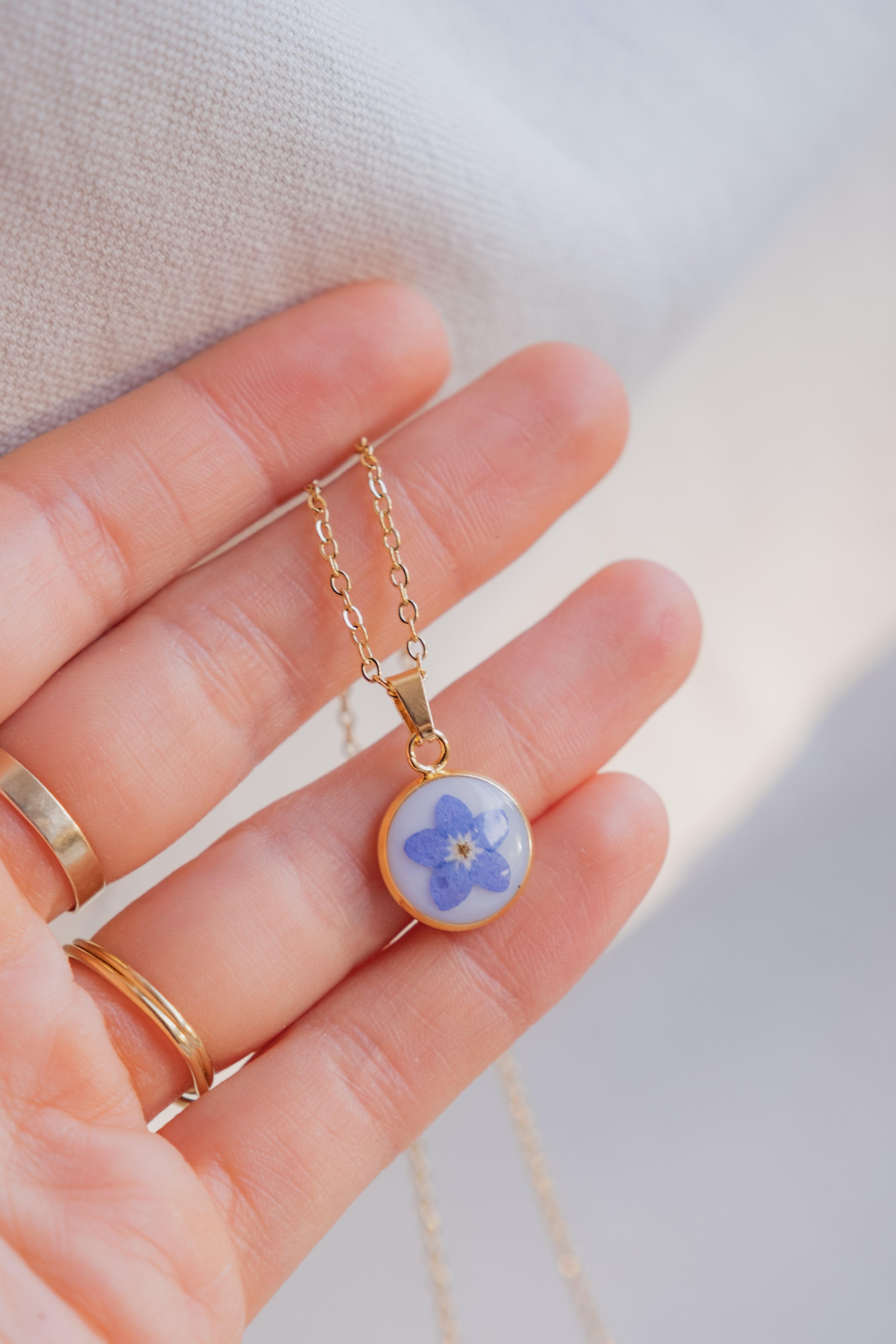 Collana fondo colorato con Myosotis "Non ti scordar di me"