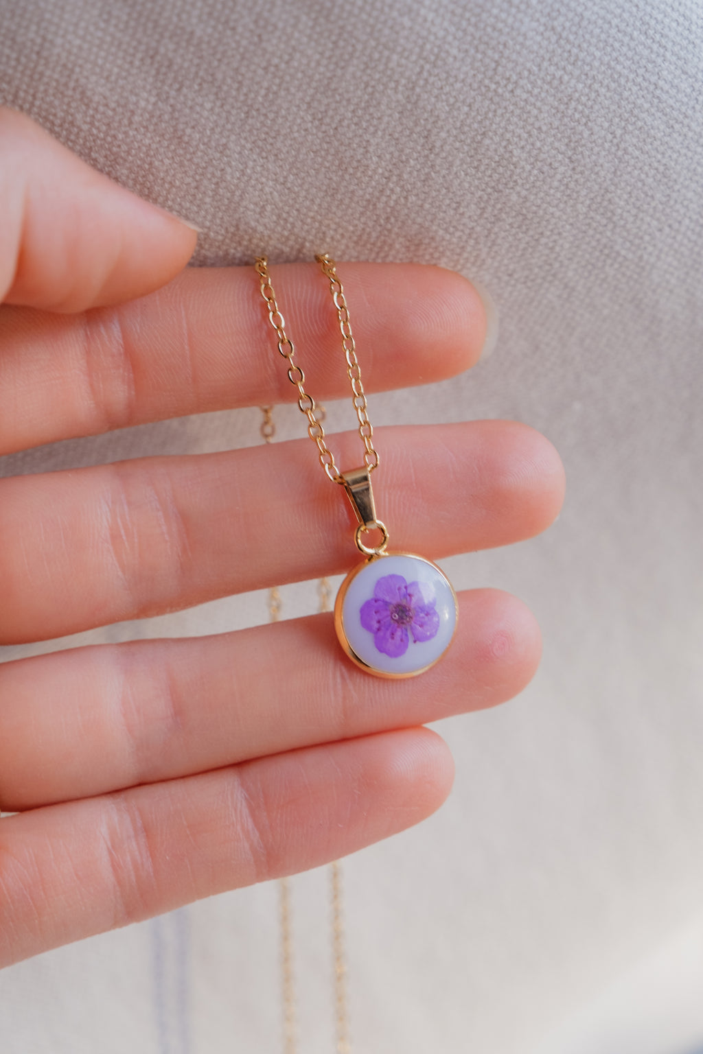 Collana fondo colorato con narciso viola