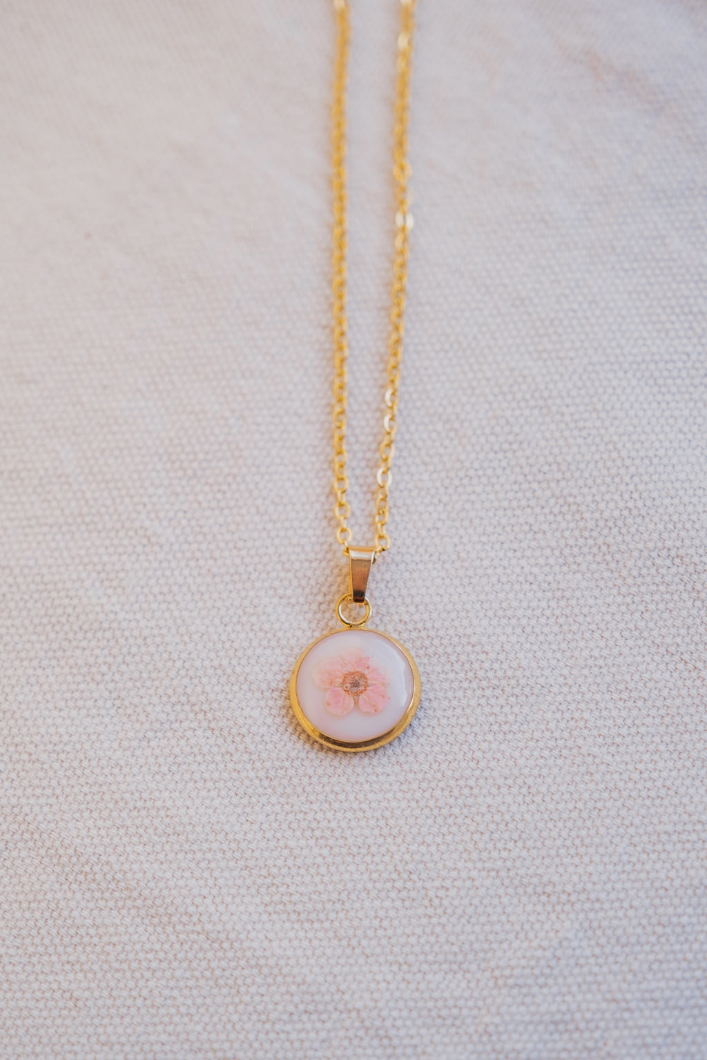 Collana fondo colorato con narciso rosa