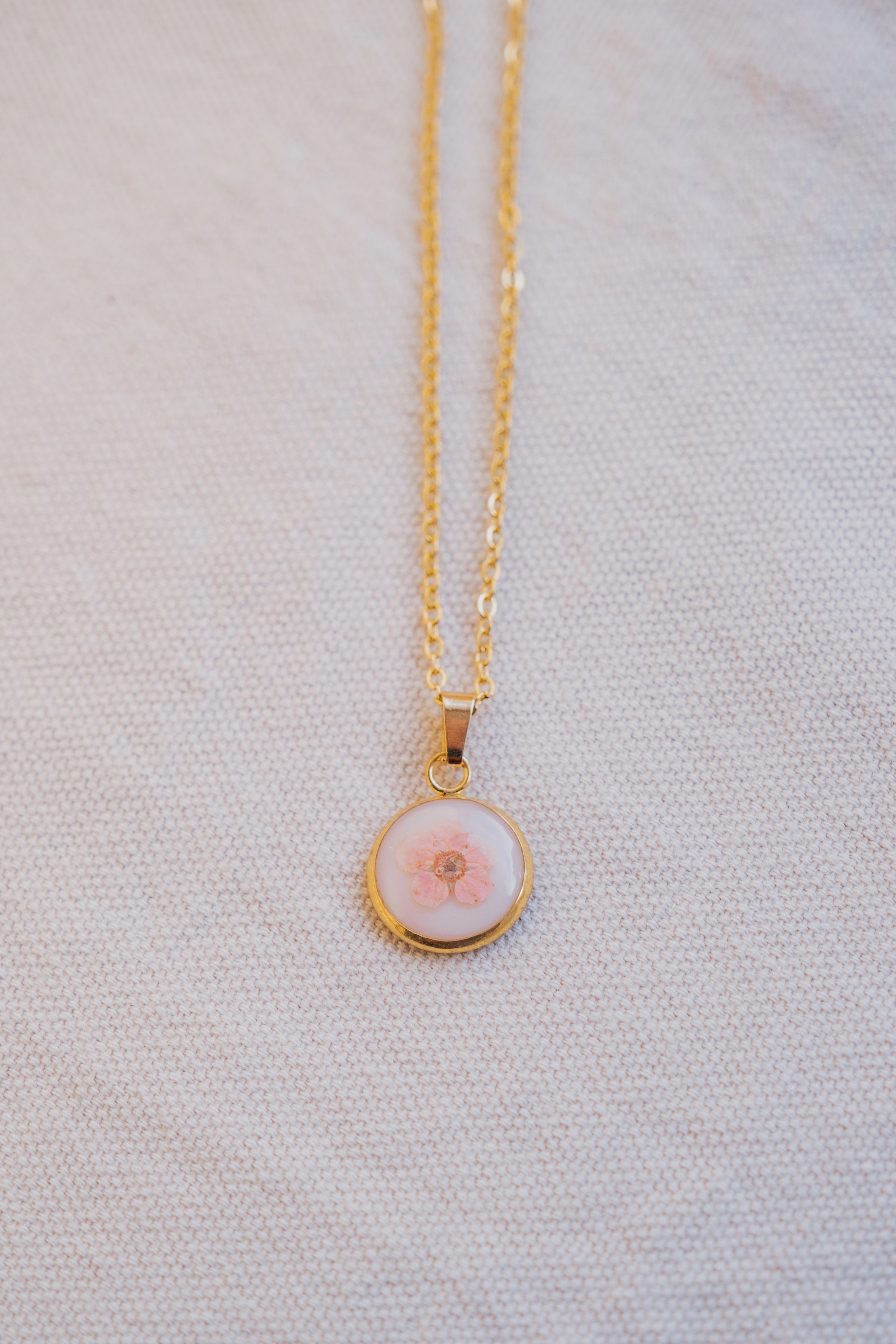Collana fondo colorato con narciso rosa