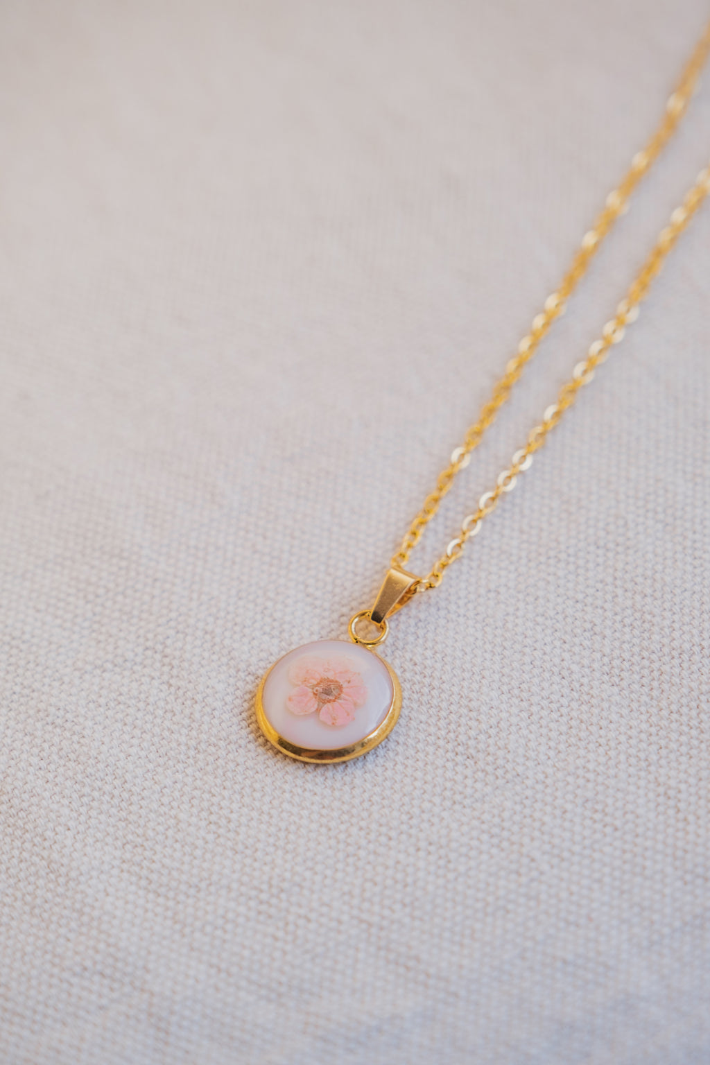 Collana fondo colorato con narciso rosa