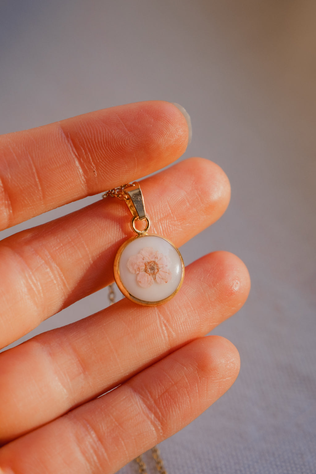 Collana fondo colorato con narciso rosa
