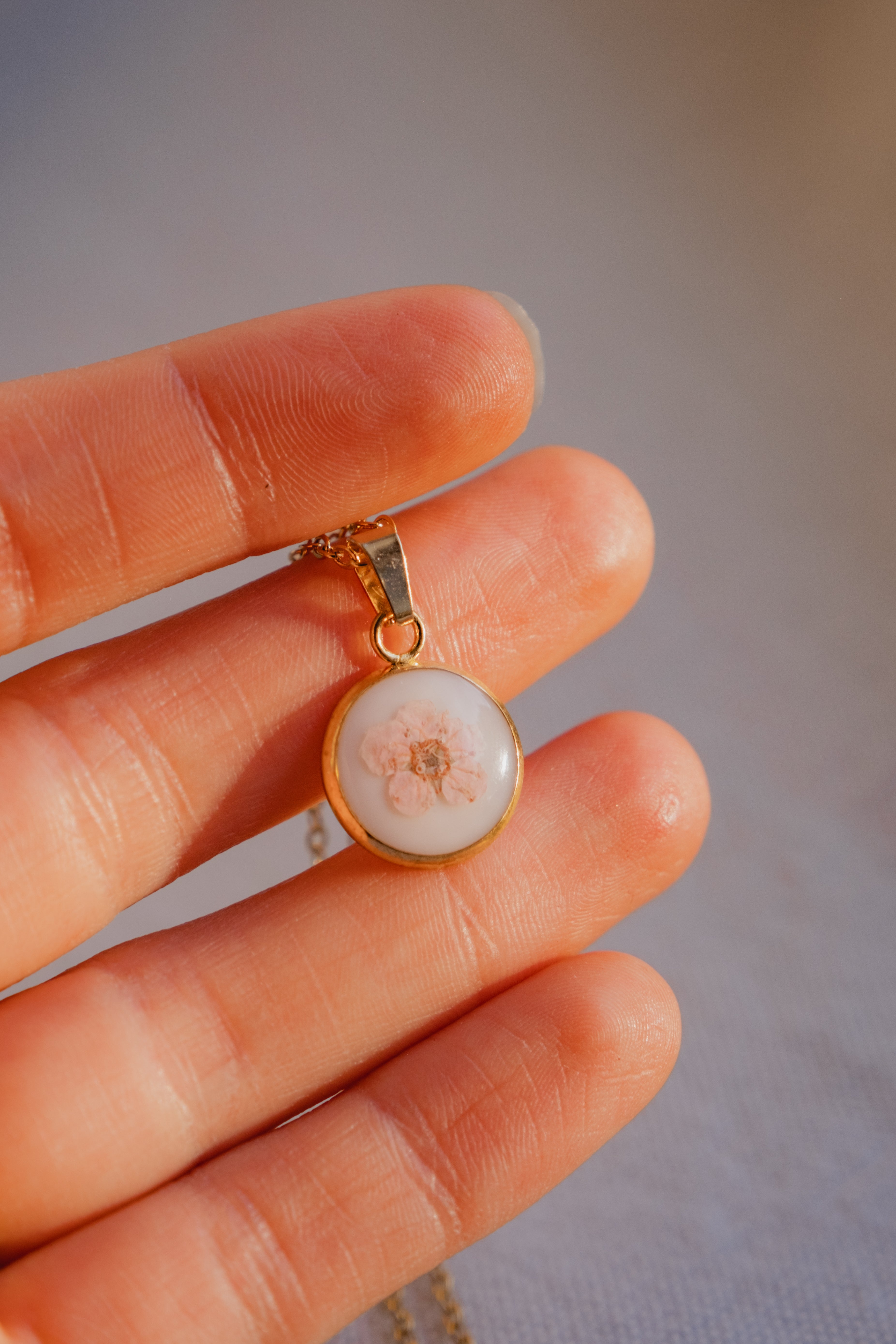 Collana fondo colorato con narciso rosa