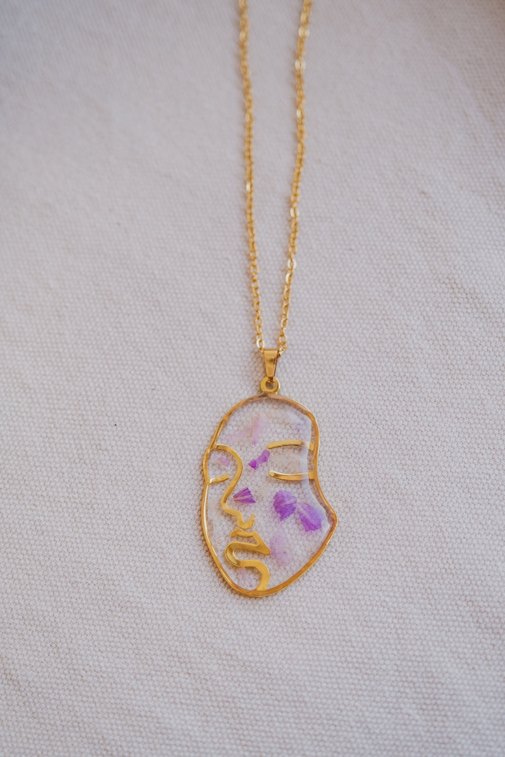 Collana "volto" con petali di limonium viola