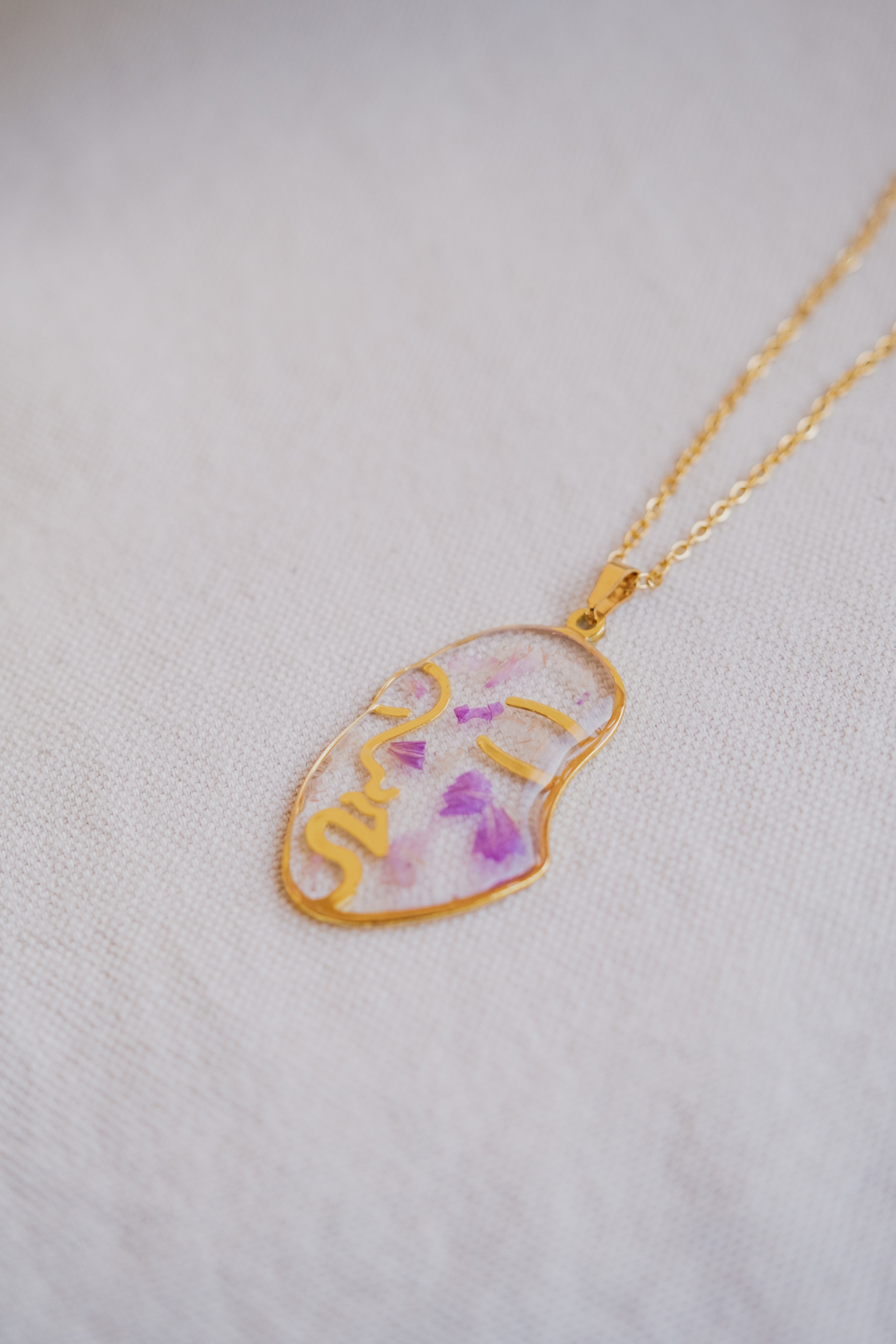 Collana "volto" con petali di limonium viola