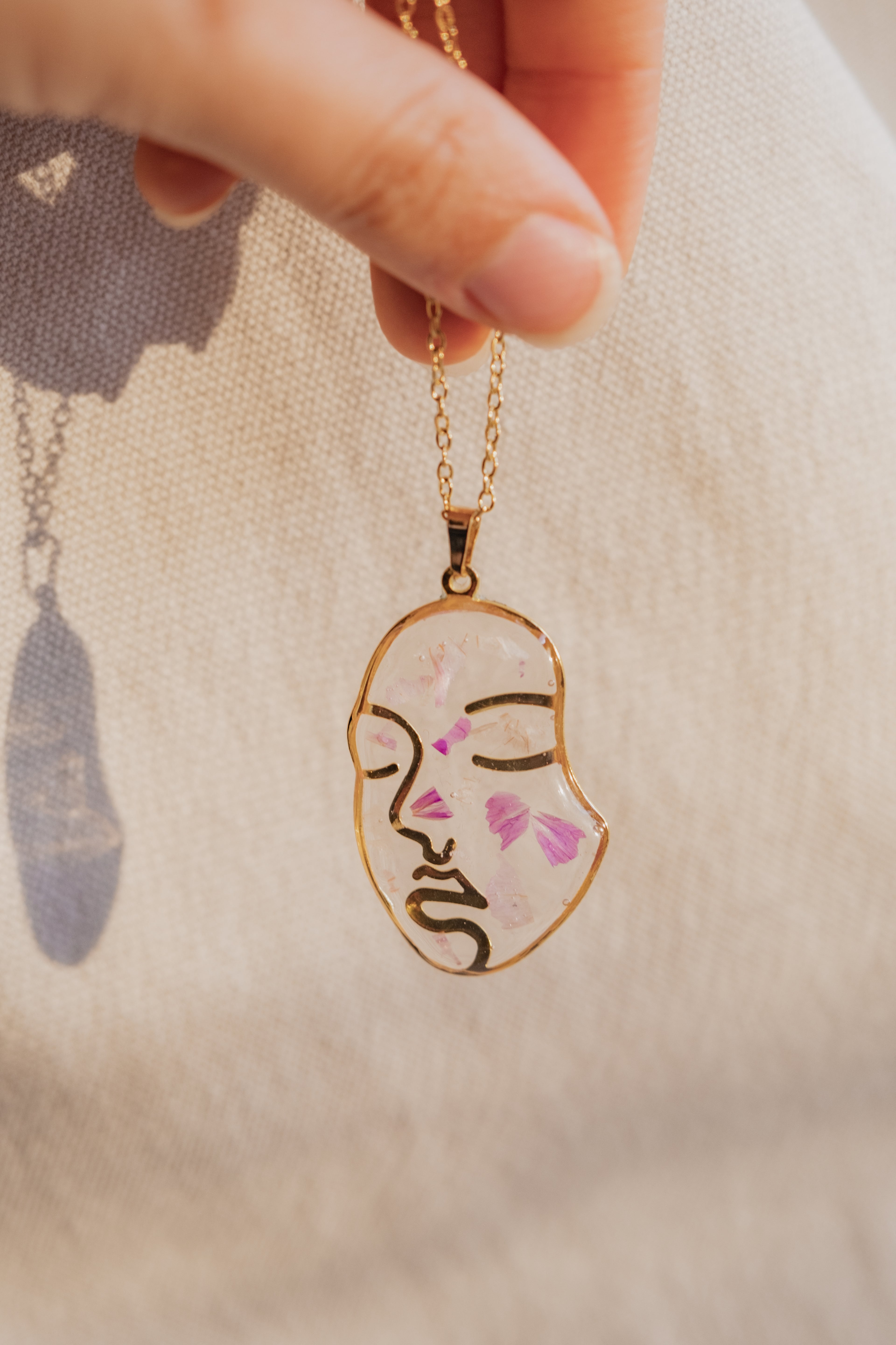 Collana "volto" con petali di limonium viola