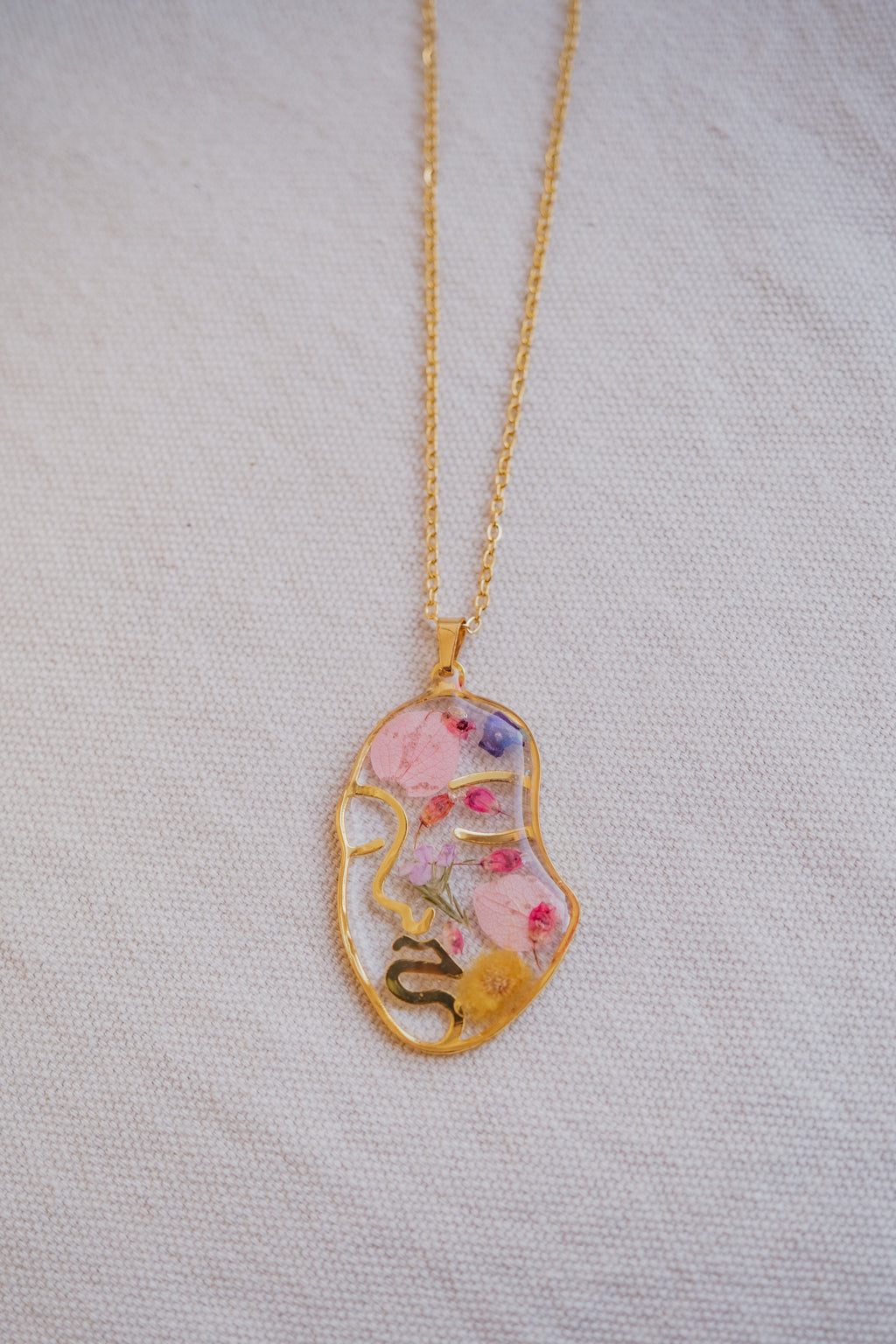 Collana "volto" con mix di fiori