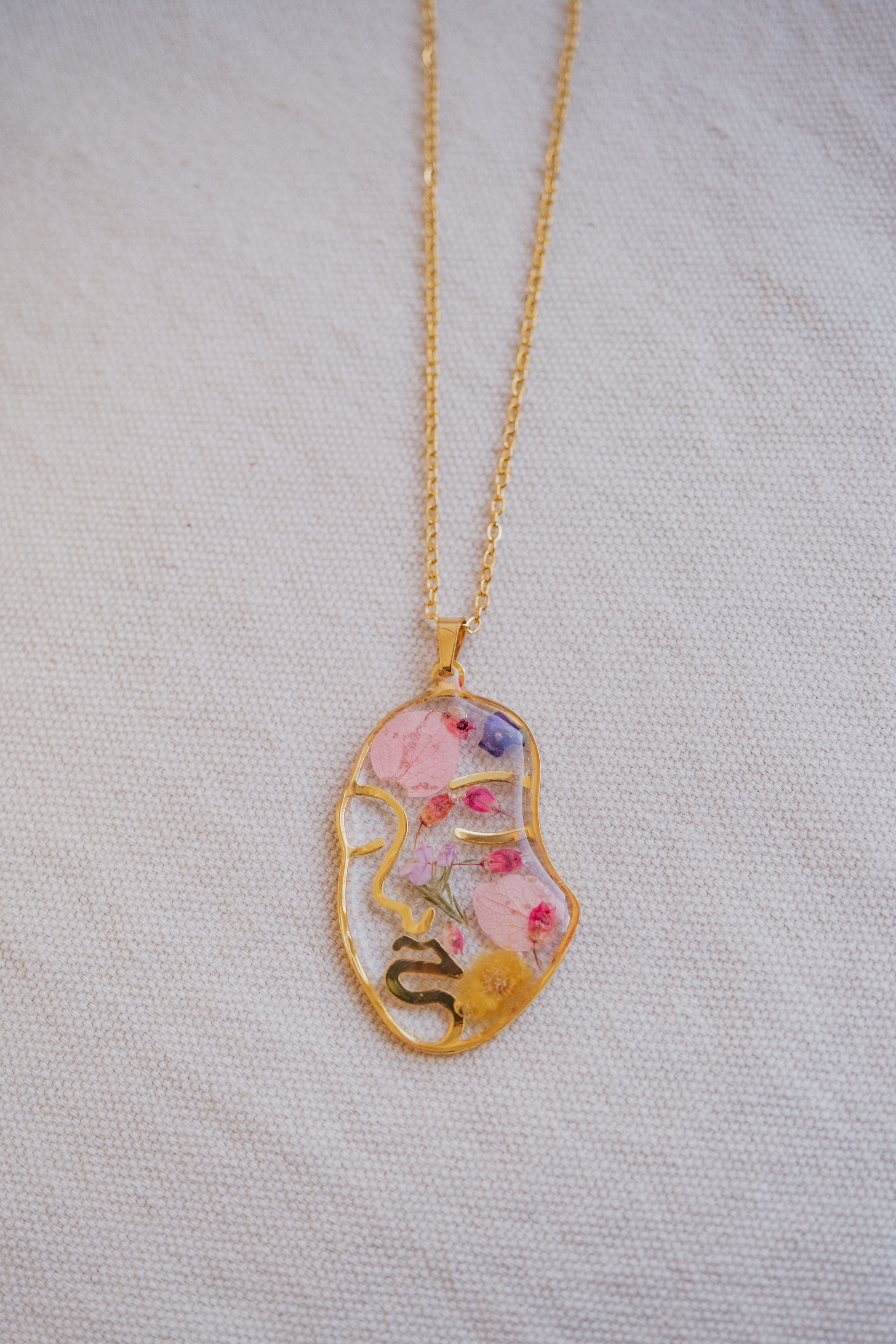 Collana "volto" con mix di fiori