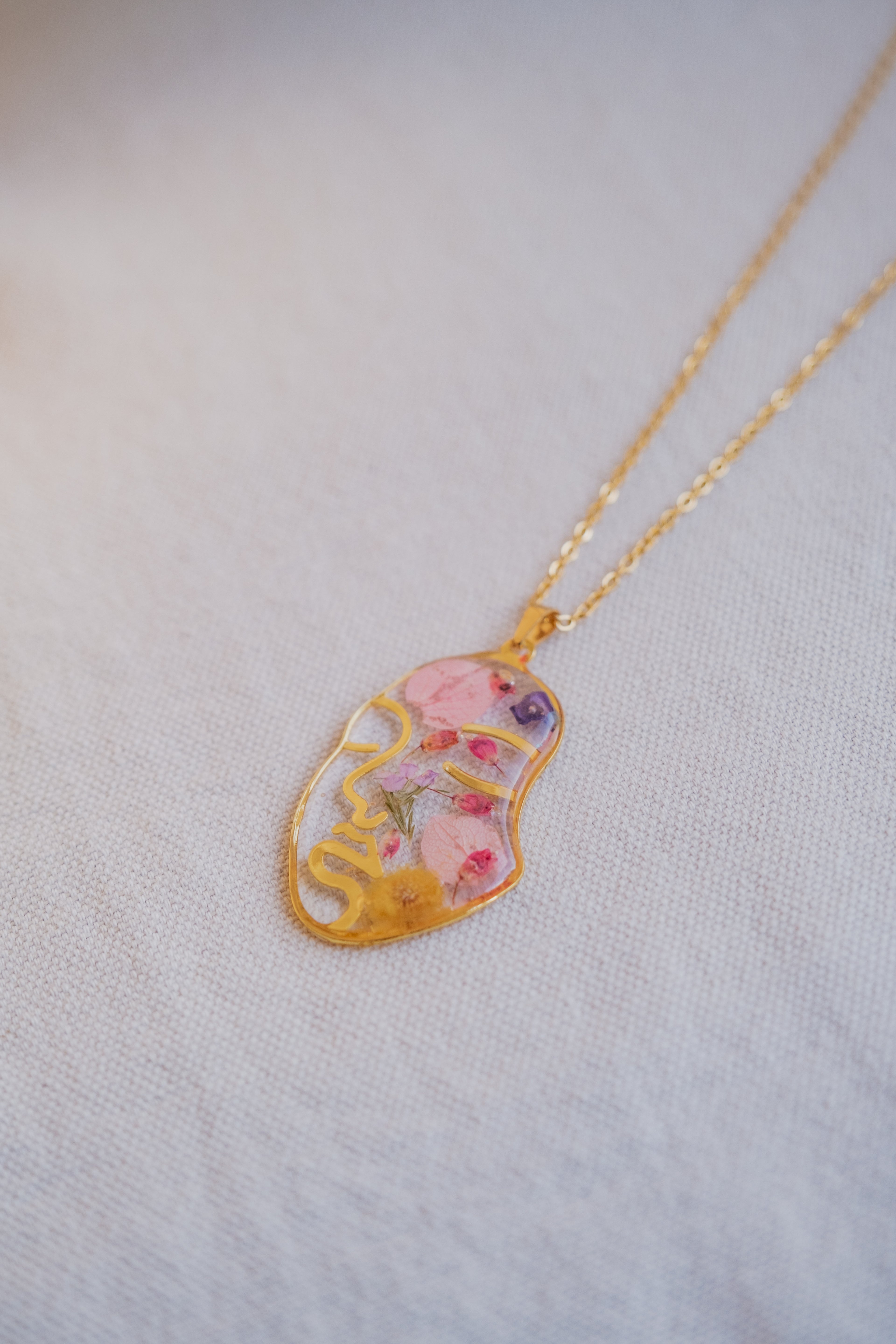 Collana "volto" con mix di fiori