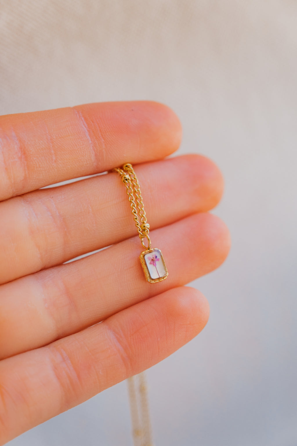 Collana mini con fondo in madreperla e fiore di carota selvatica rosa