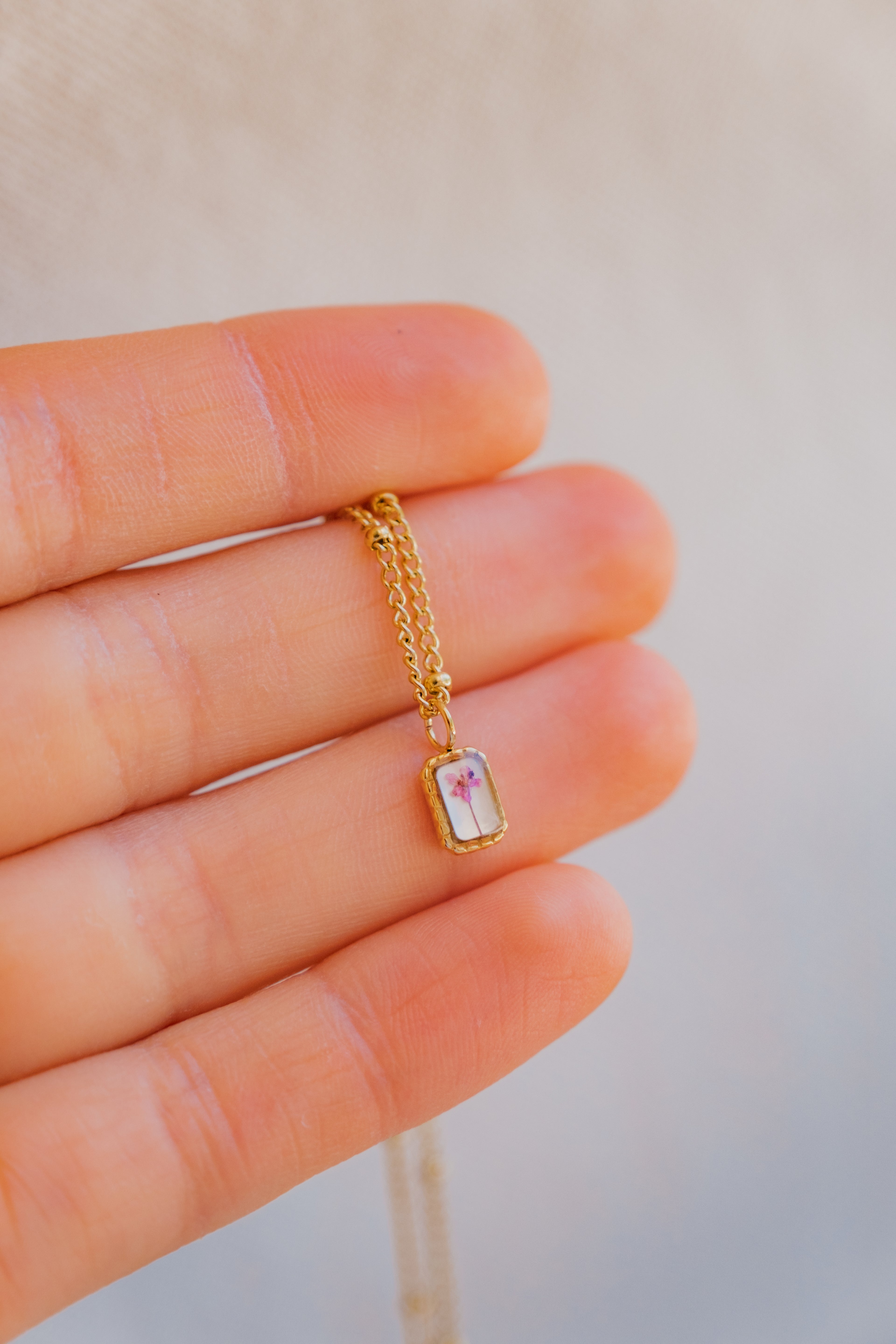 Collana mini con fondo in madreperla e fiore di carota selvatica rosa