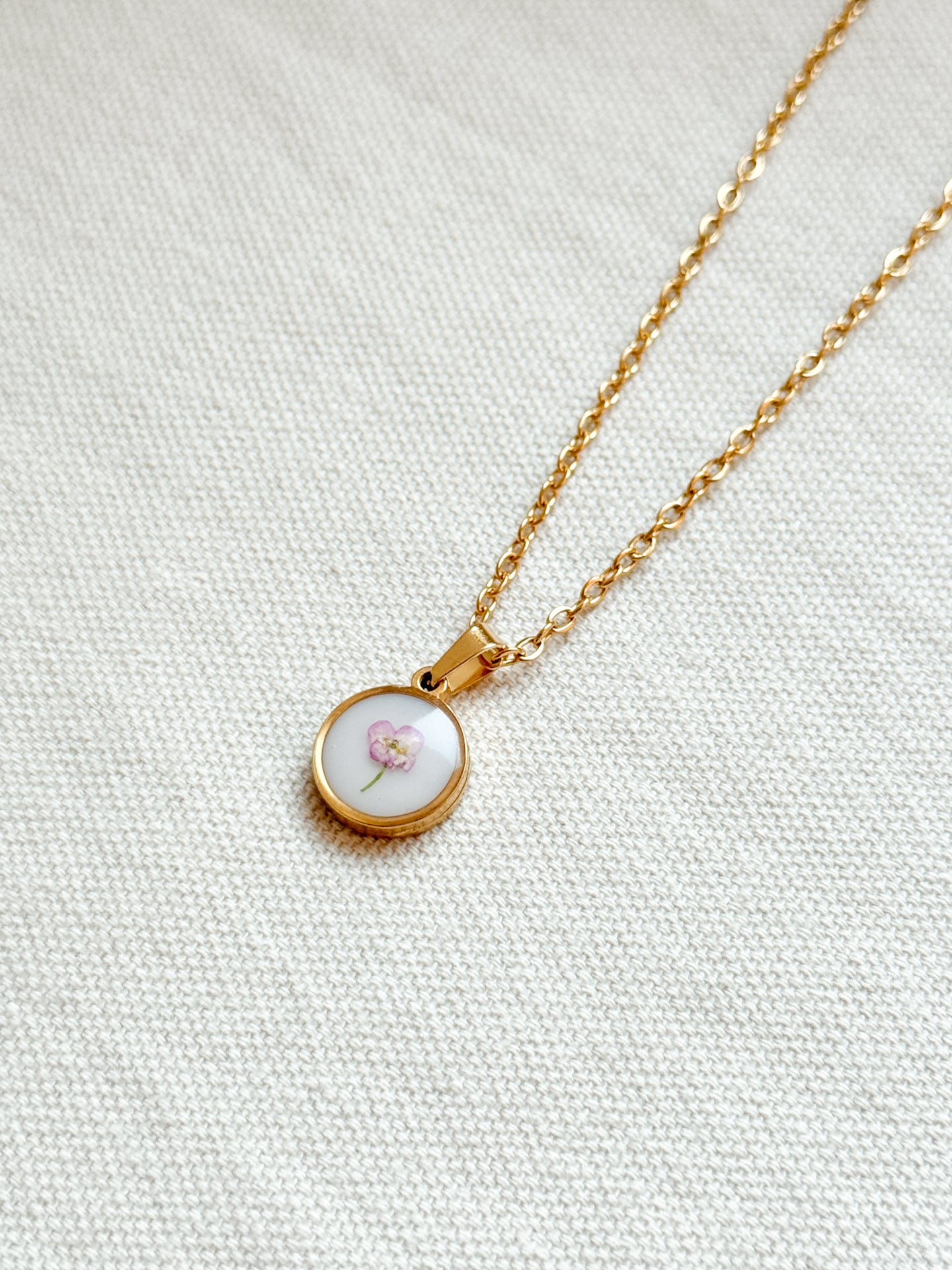 Collana con base colorata e Alisso