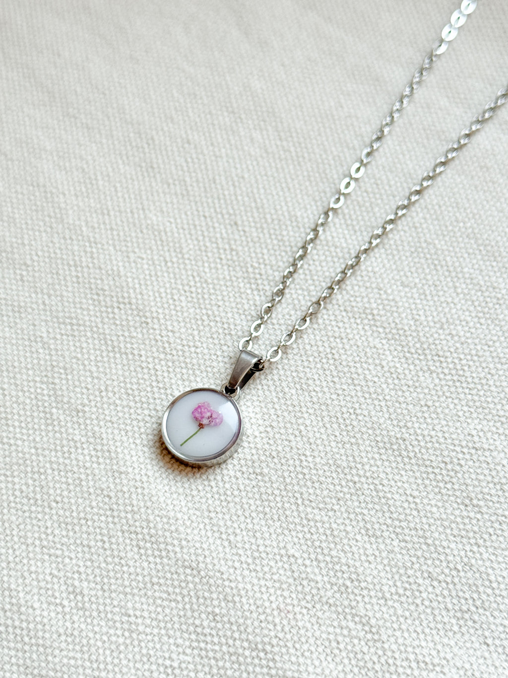 Collana con base colorata e Alisso