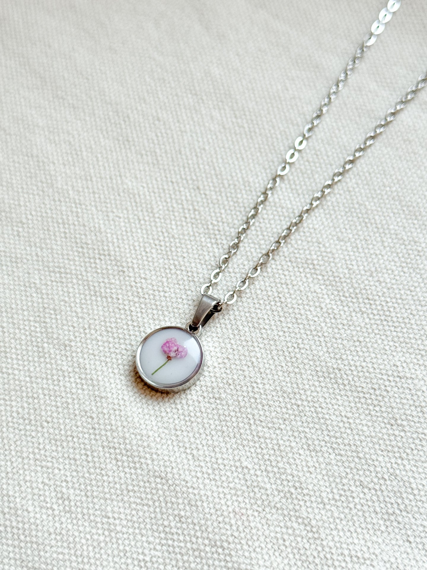 Collana con base colorata e Alisso