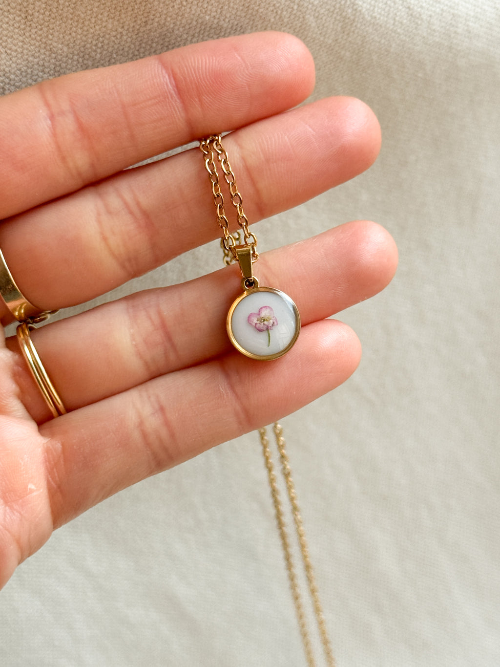 Collana con base colorata e Alisso