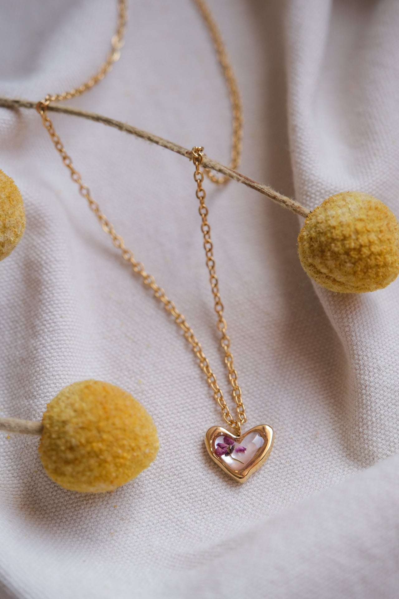 Collana cuore con fondo in madreperla e fiorellino selvatico