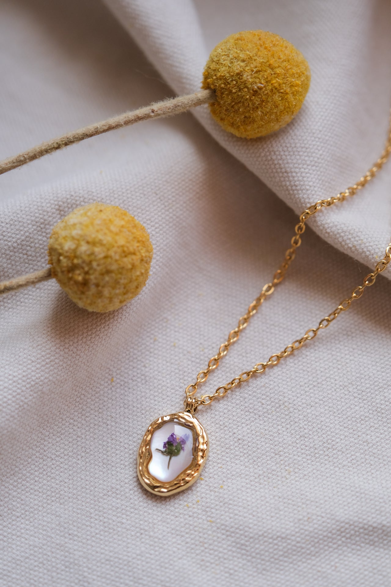Collana ciondolo irregolare con fondo in madreperla e violetta di campo
