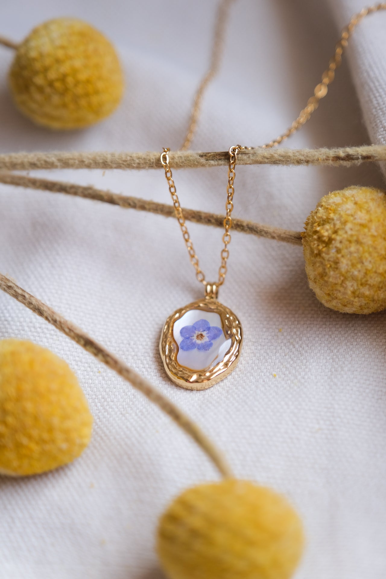 Collana ciondolo irregolare con fondo in madreperla e "Non ti scordar di me"