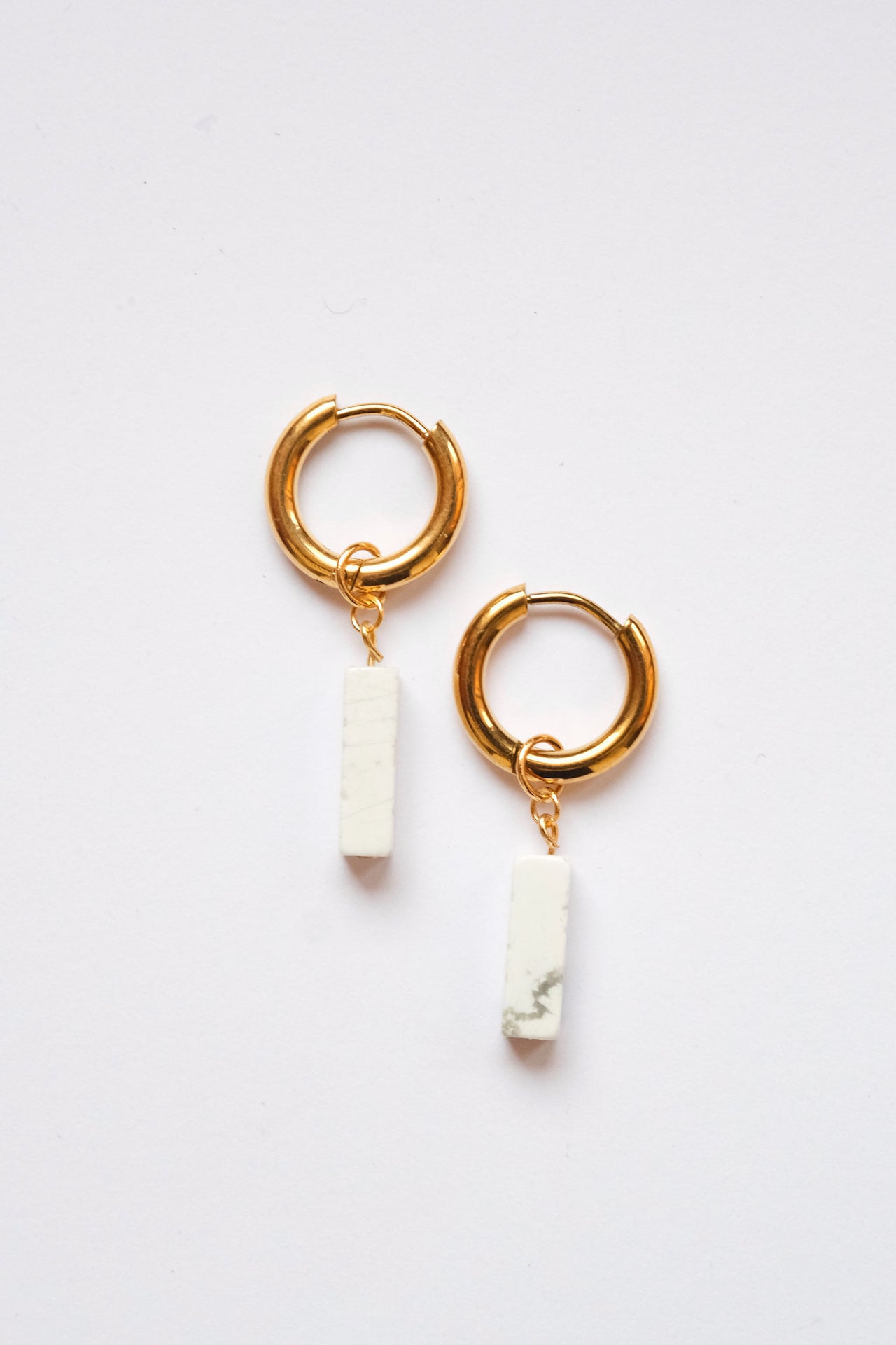 Orecchini a cerchio con howlite bianca