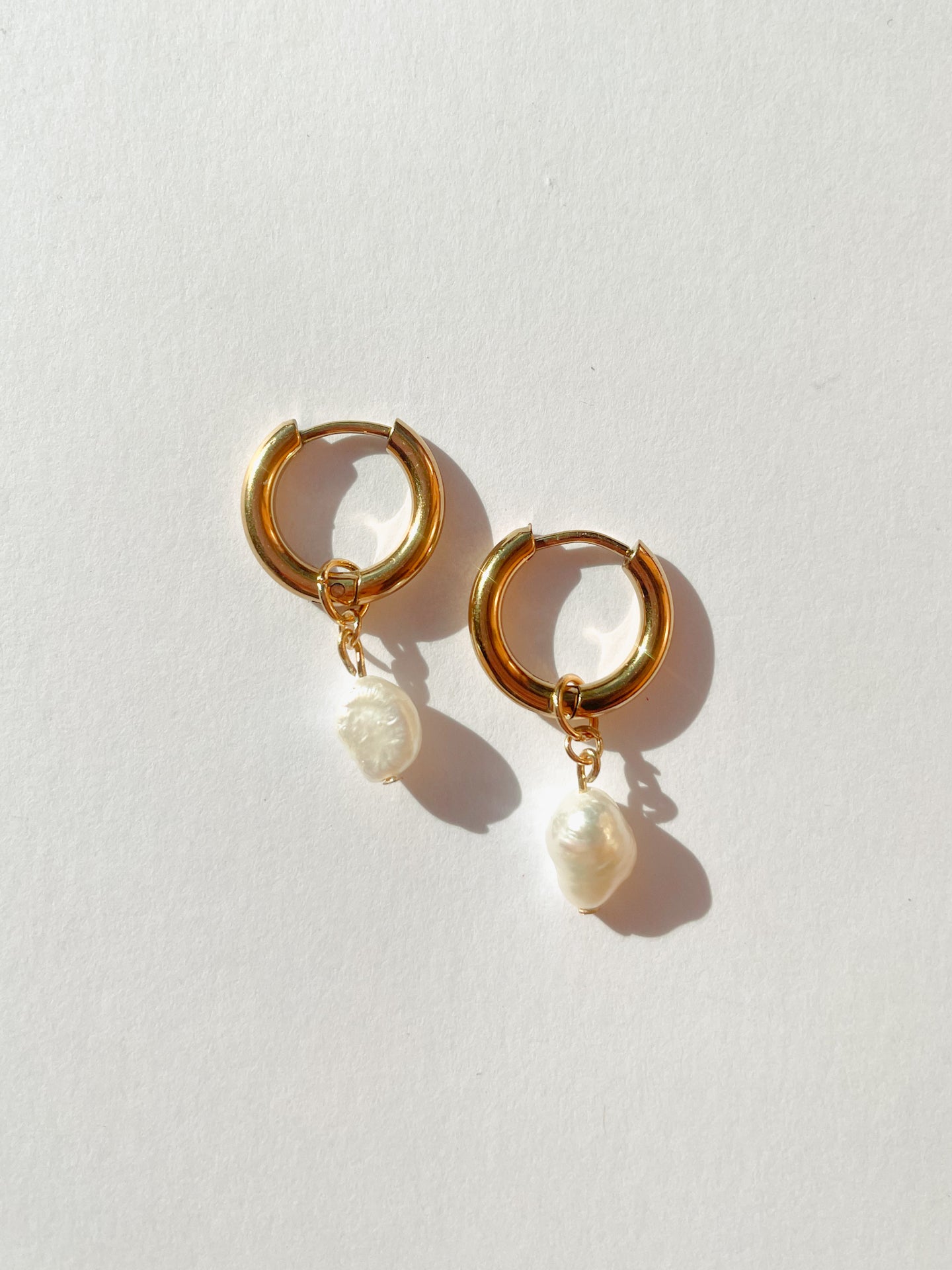 Orecchini a cerchio con perla di fiume