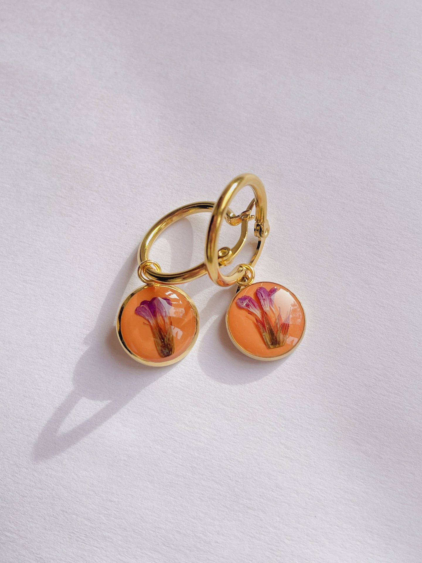 Orecchini a cerchio con ciondoli base colorata e fiori di campo