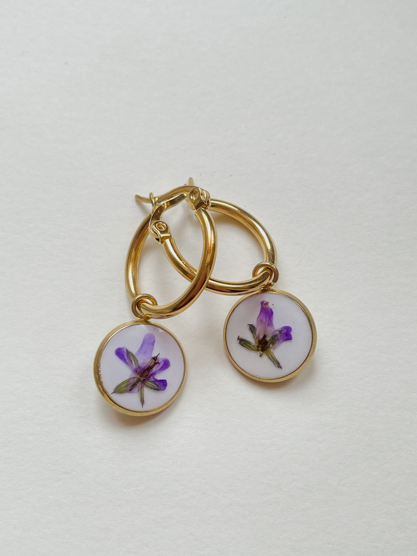 Orecchini a cerchio con ciondoli base colorata e violette di campo