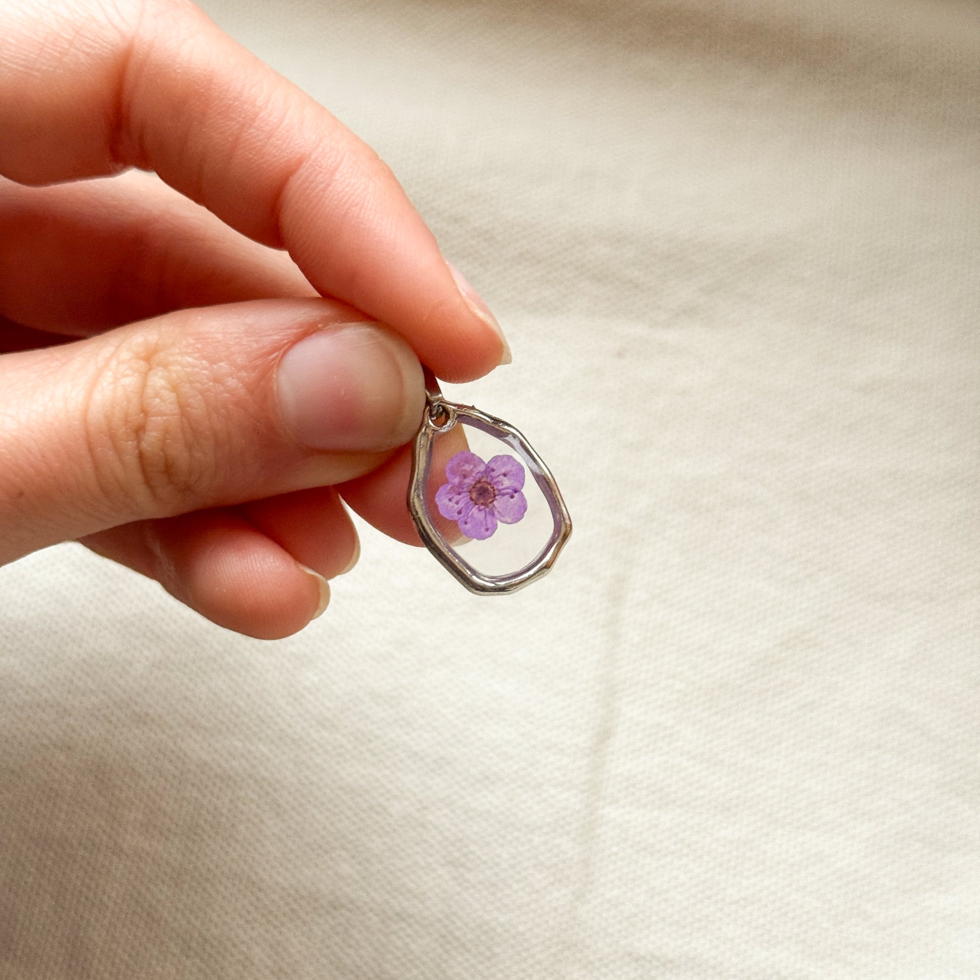 Ciondolo a goccia irregolare trasparente con narciso viola