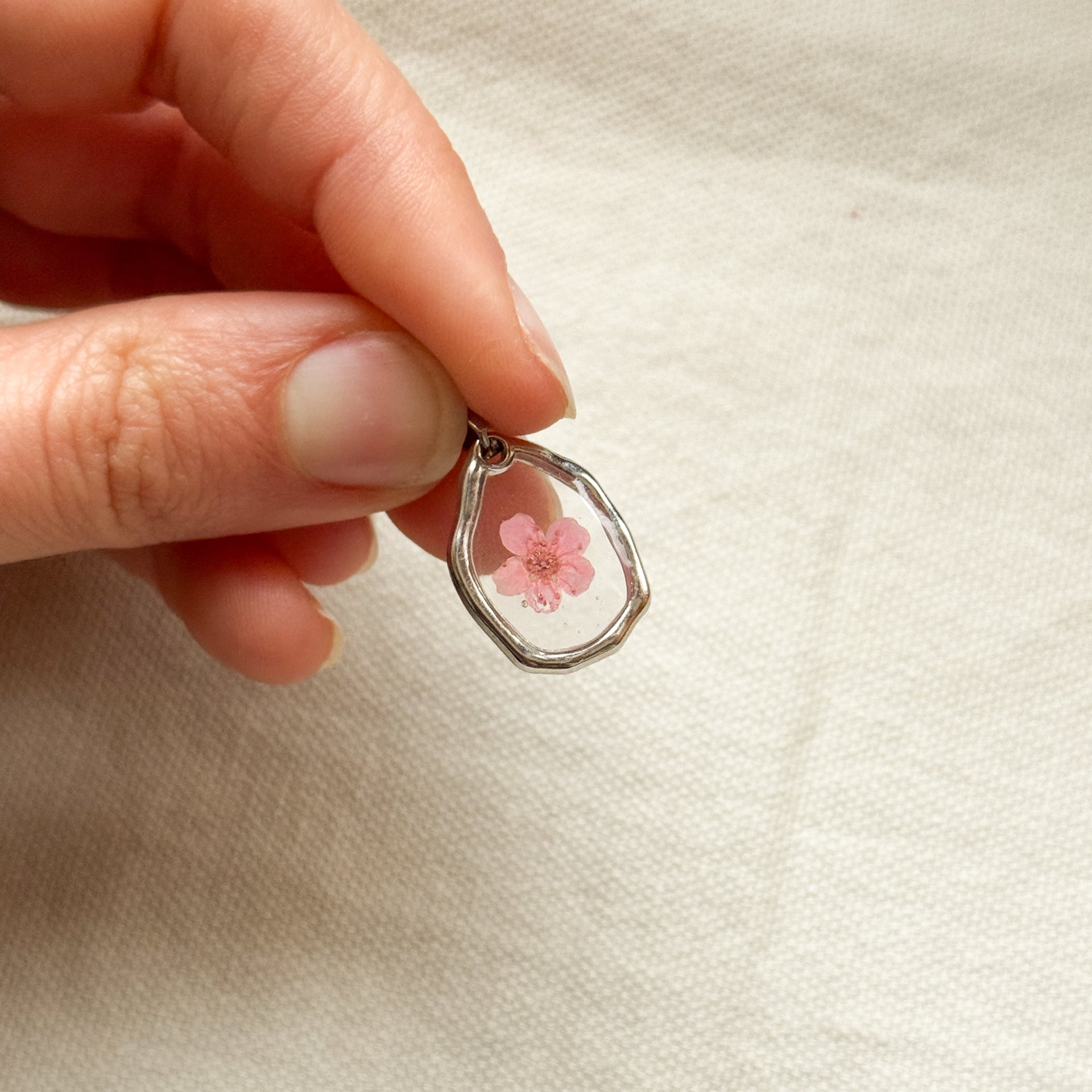 Ciondolo a goccia irregolare trasparente con narciso rosa