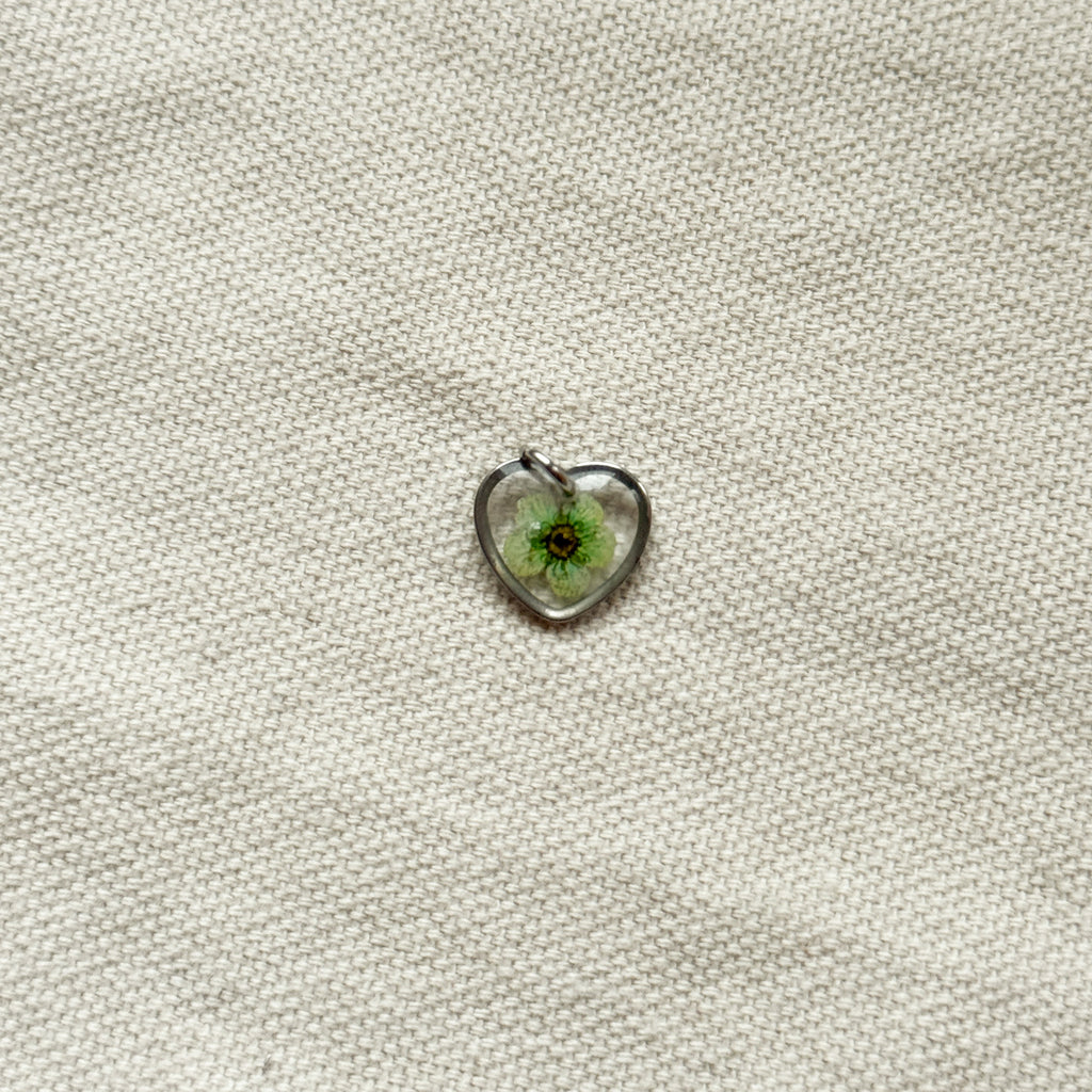 Ciondolo cuore trasparente con narciso verde