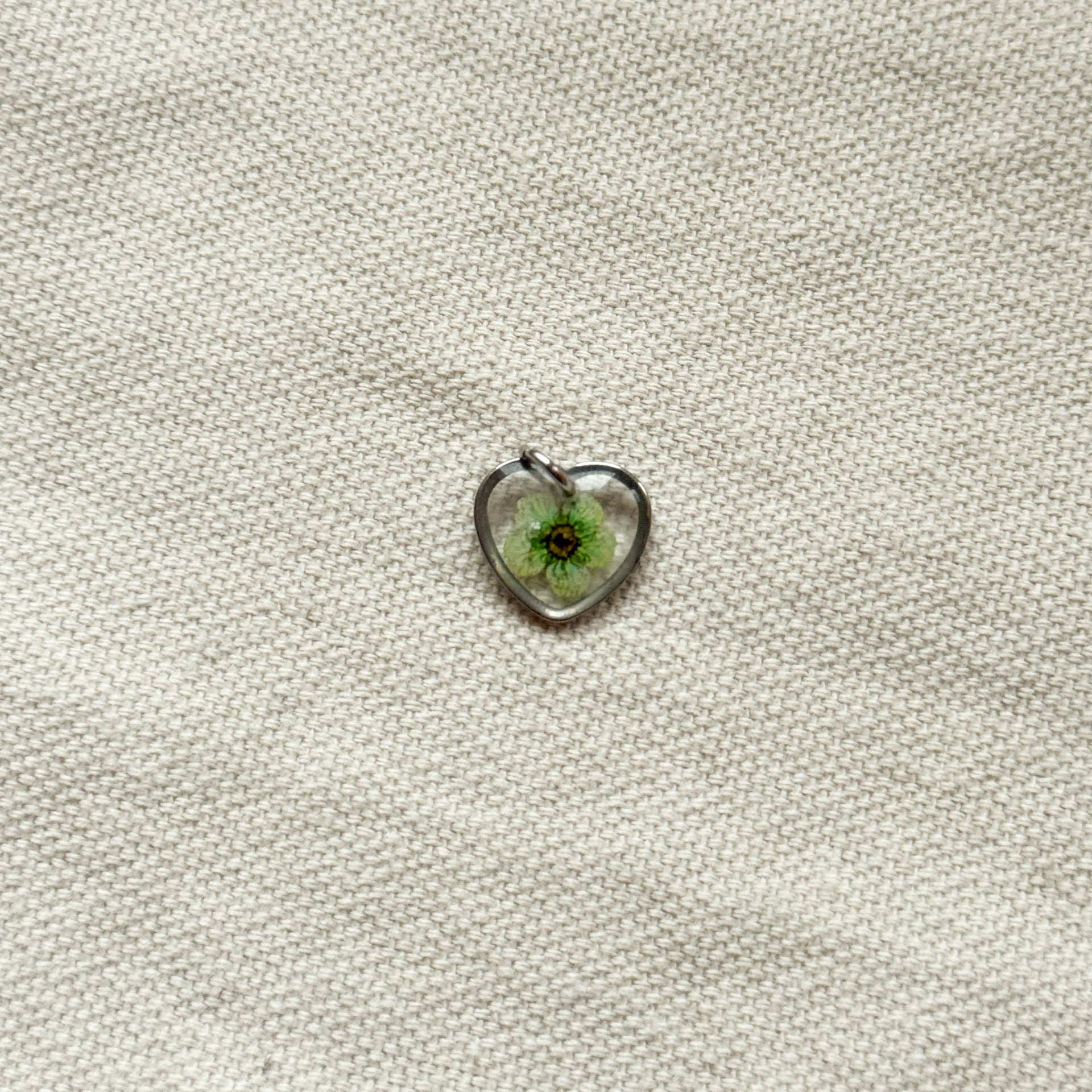 Ciondolo cuore trasparente con narciso verde