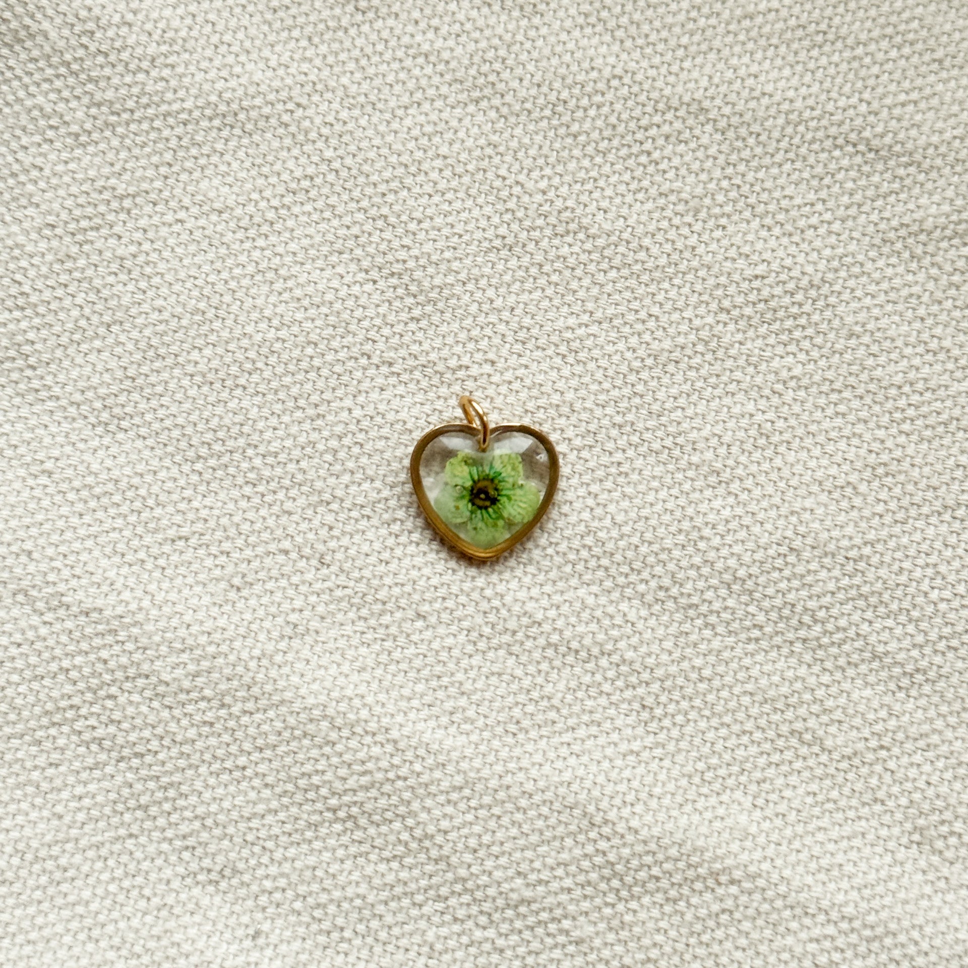Ciondolo cuore trasparente con narciso verde