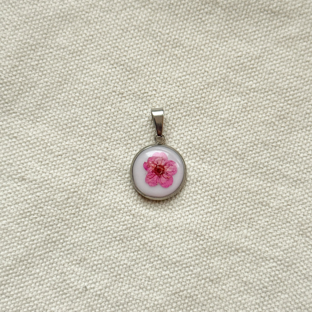 Ciondolo con fondo bianco e Narciso fucsia