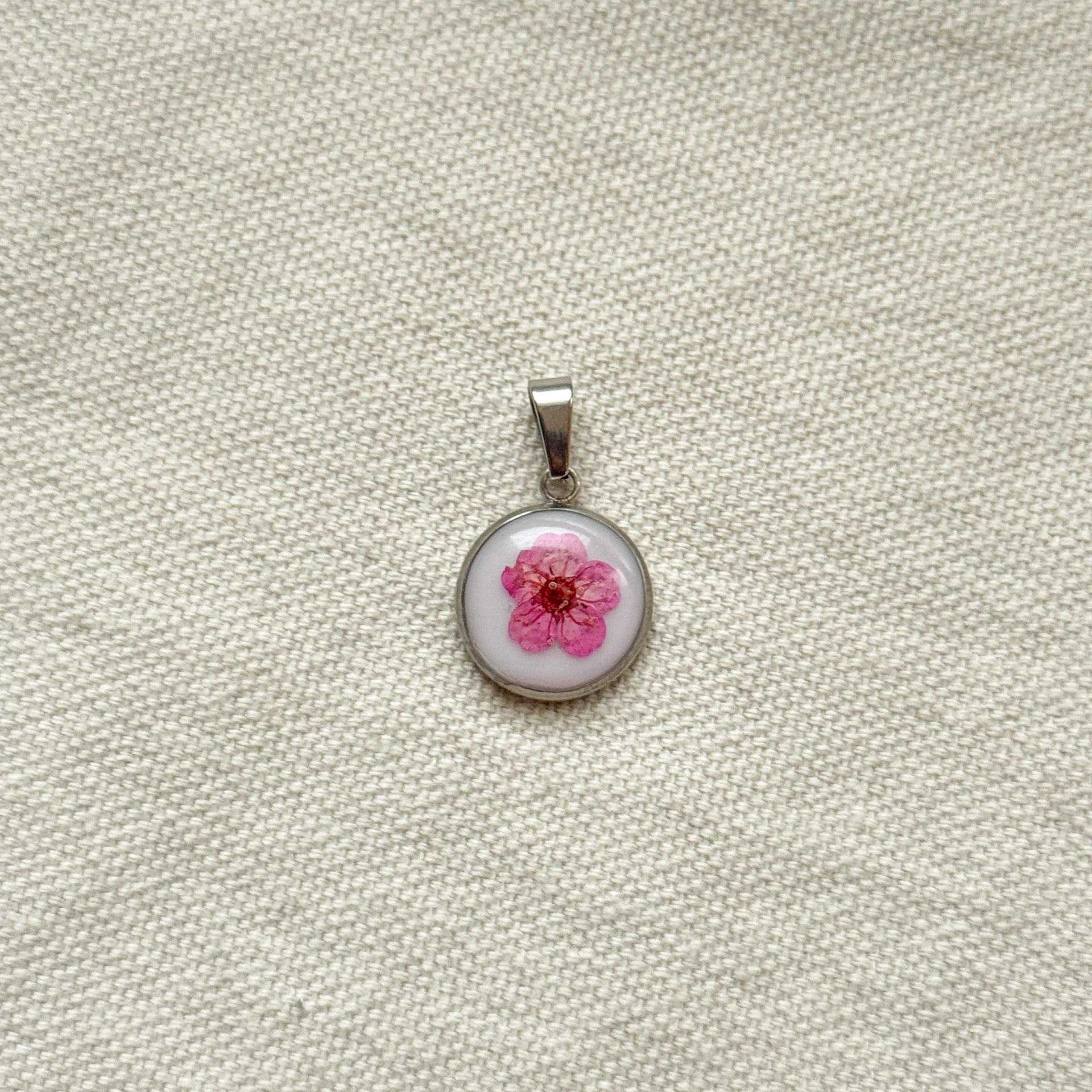 Ciondolo con fondo bianco e Narciso fucsia
