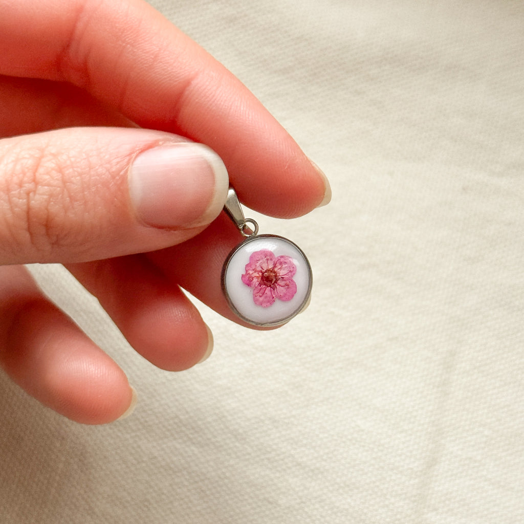 Ciondolo con fondo bianco e Narciso fucsia