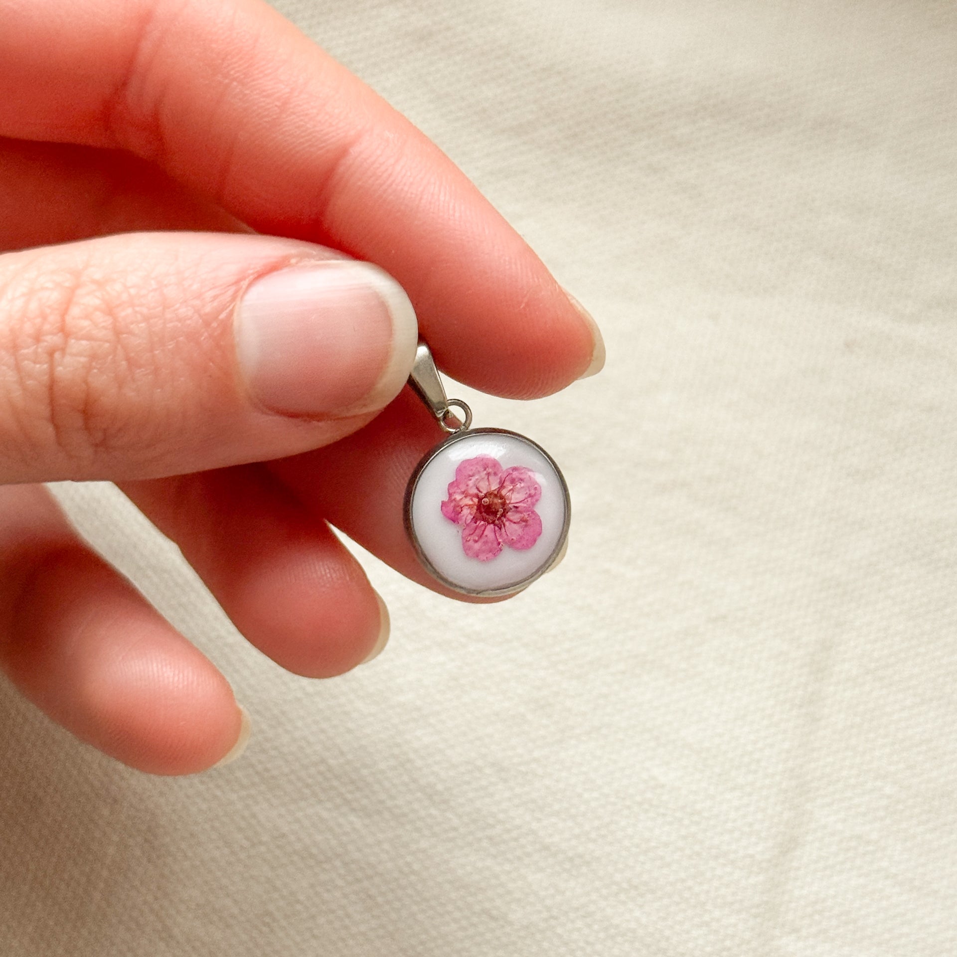 Ciondolo con fondo bianco e Narciso fucsia
