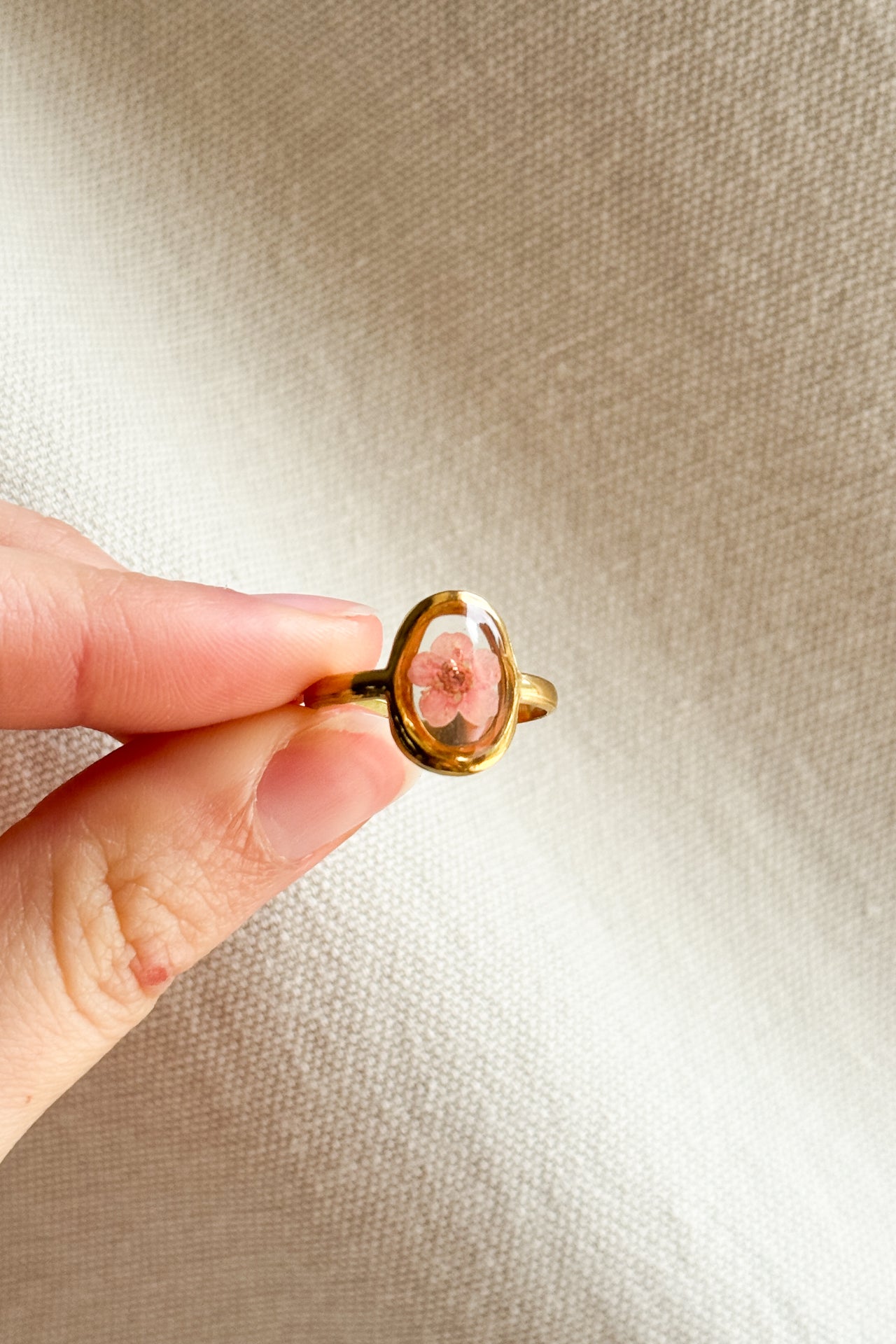 Anello ovale con fondo trasparente e narciso rosa