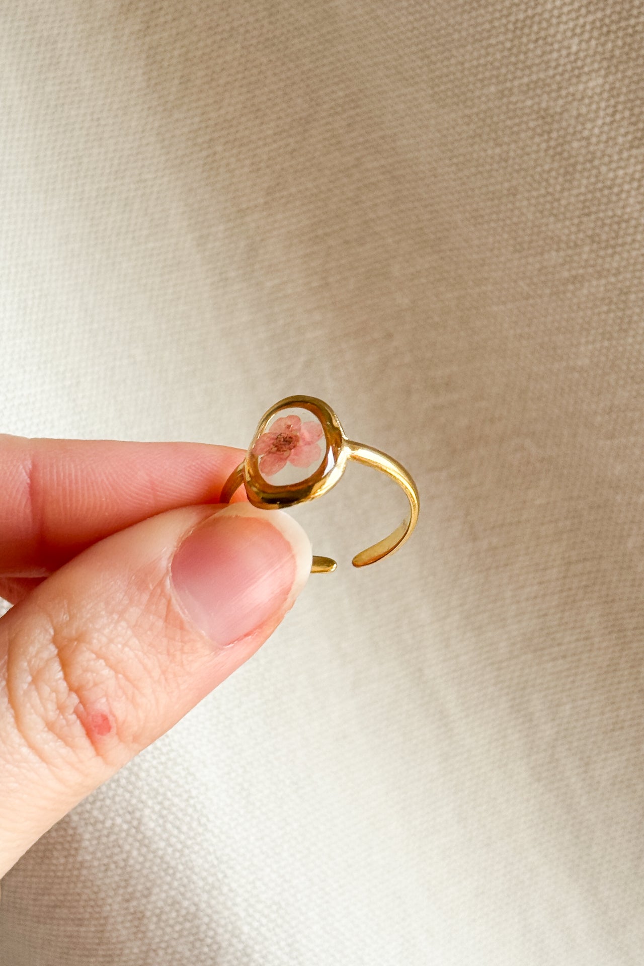 Anello ovale con fondo trasparente e narciso rosa
