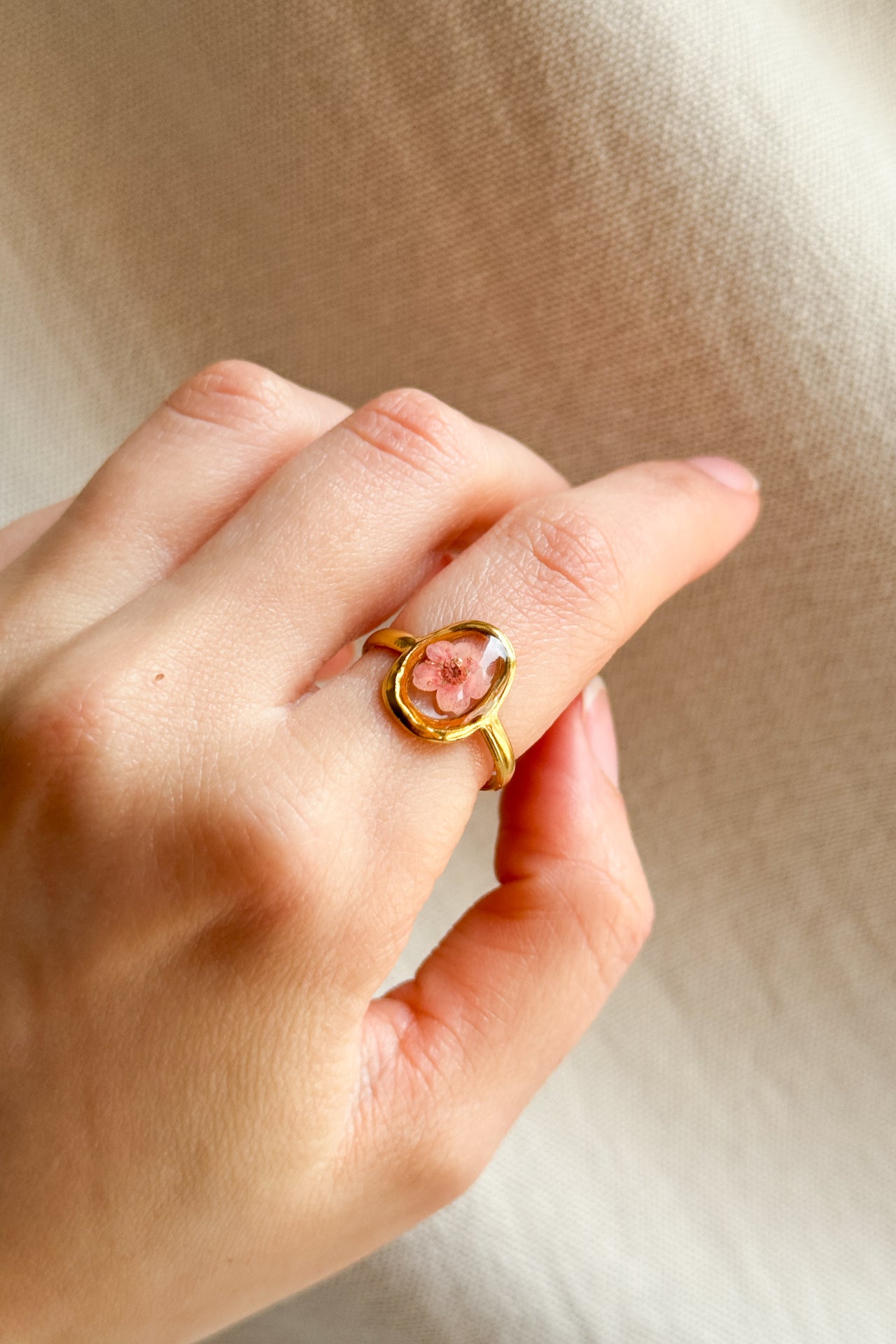 Anello ovale con fondo trasparente e narciso rosa