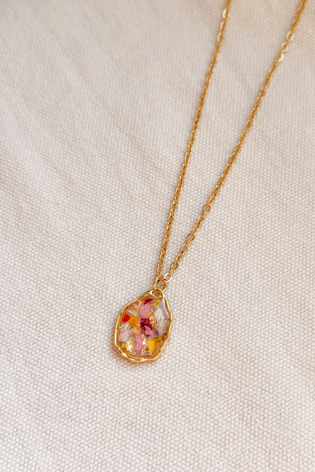 Collana a goccia irregolare con mix di fiori e foglia oro