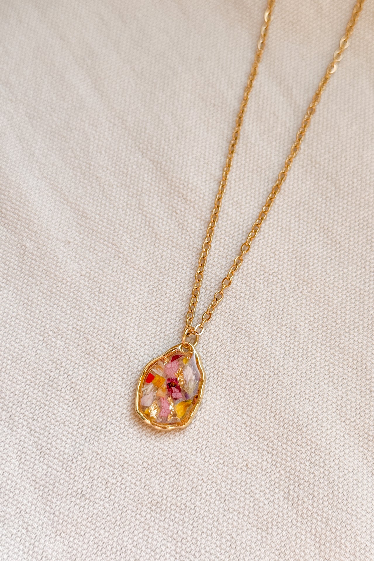 Collana a goccia irregolare con mix di fiori e foglia oro