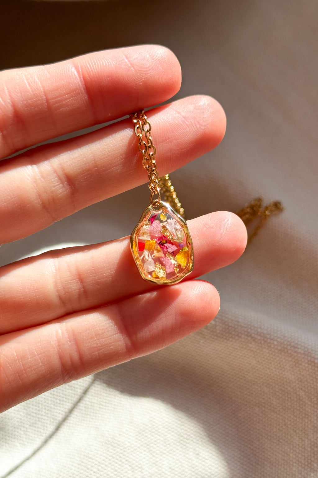 Collana a goccia irregolare con mix di fiori e foglia oro