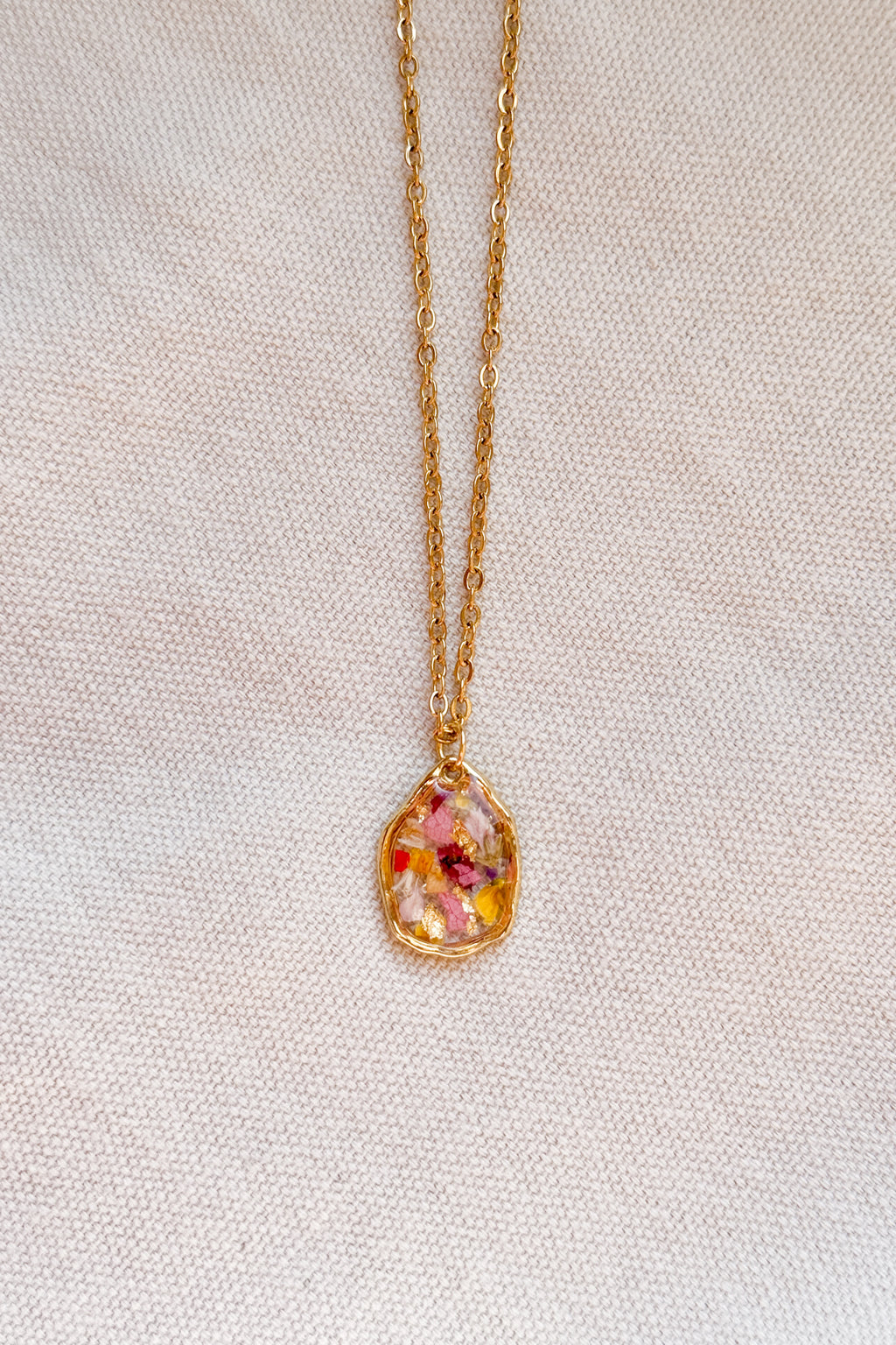 Collana a goccia irregolare con mix di fiori e foglia oro