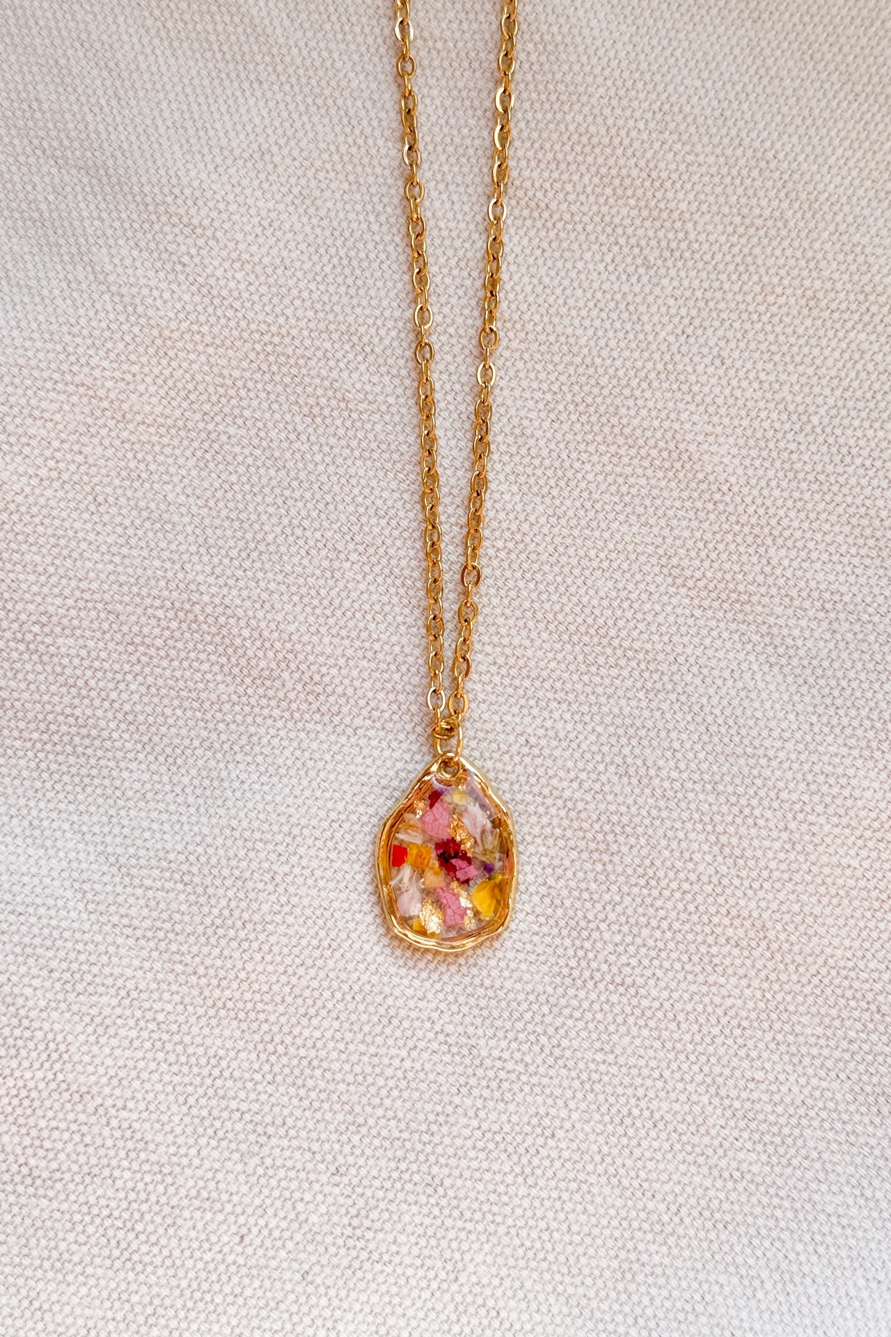Collana a goccia irregolare con mix di fiori e foglia oro