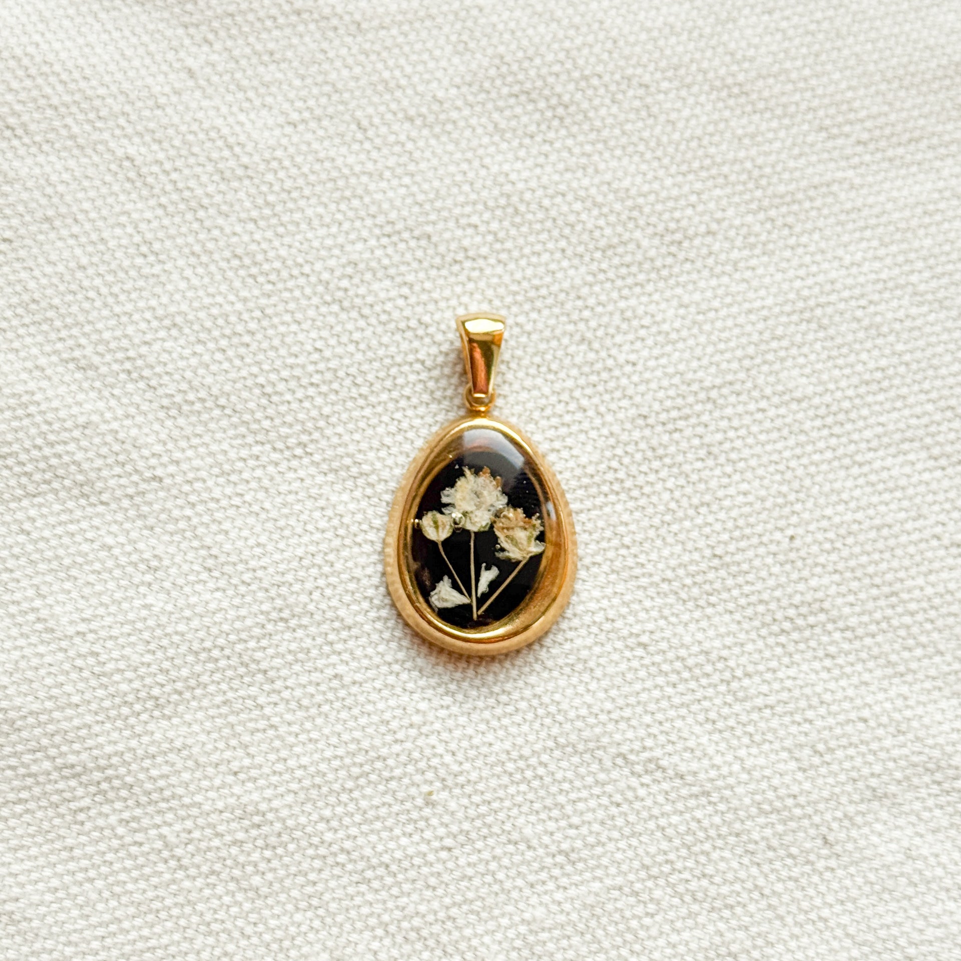 Ciondolo "vintage" fondo nero con gypsophila bianca