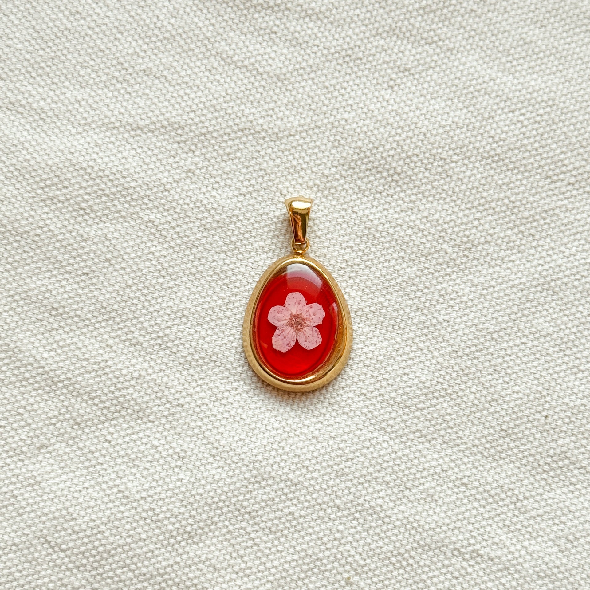 Ciondolo "vintage" con fondo rosso e narciso