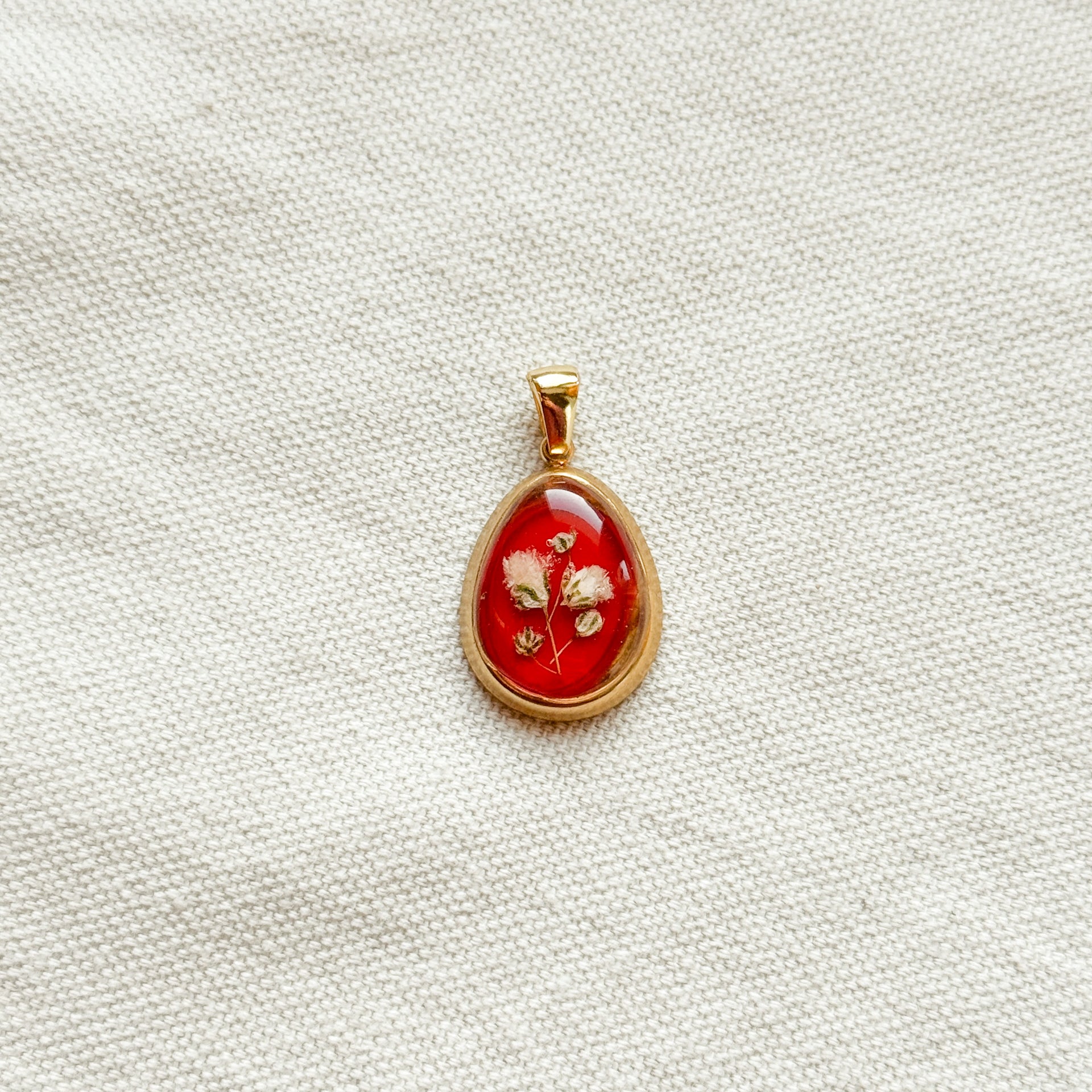 Ciondolo "vintage" con fondo rosso e gypsophila bianca