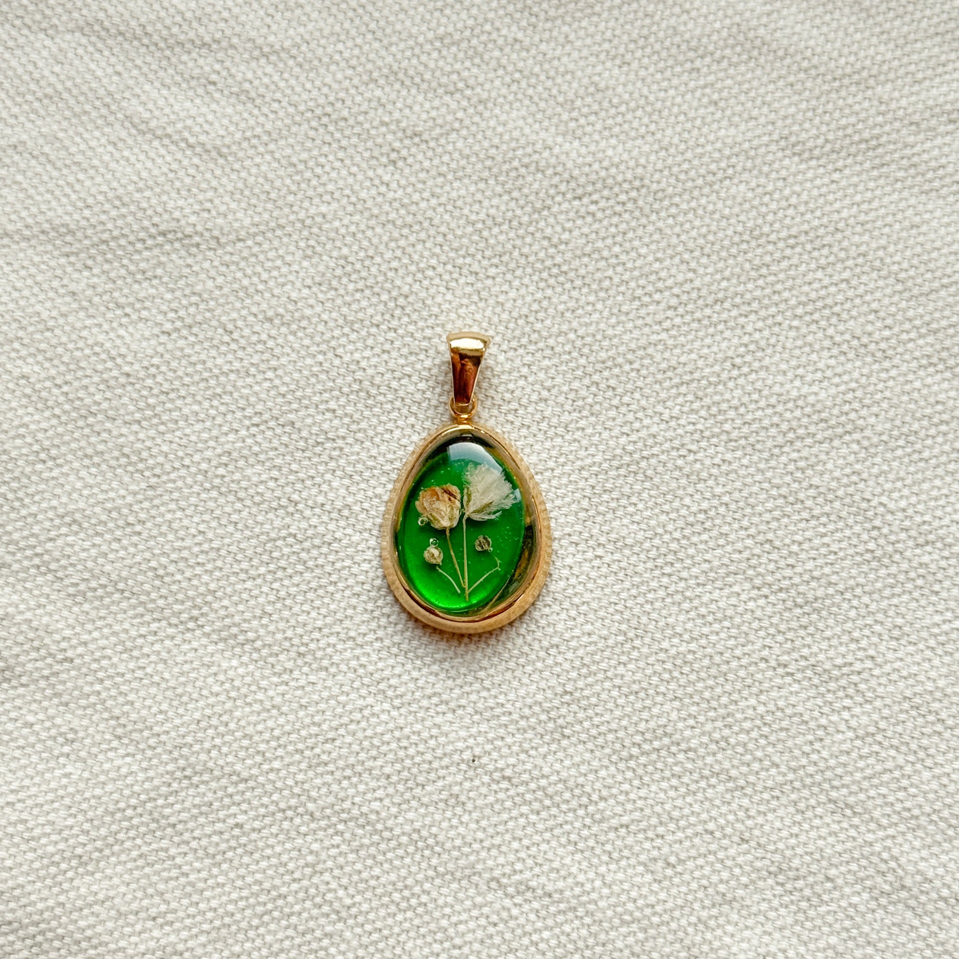 Ciondolo "vintage" con fondo verde e gypsophila bianca