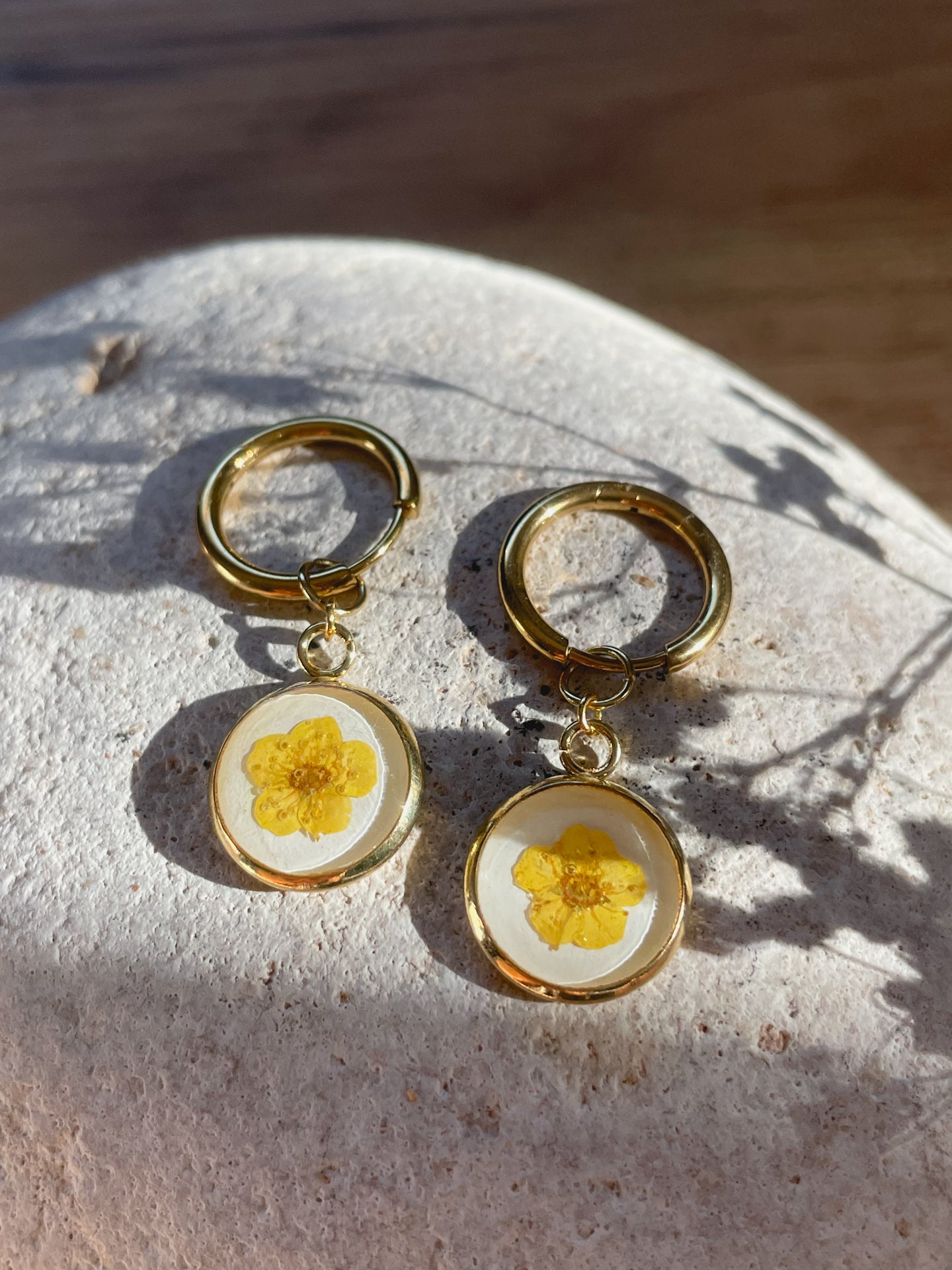 Orecchini a cerchio con ciondolo base colorata e narcisi gialli