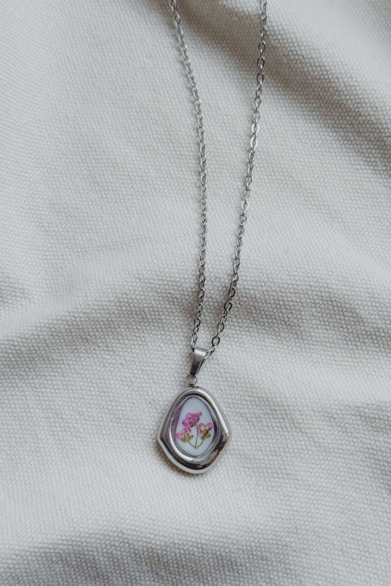 Collana rombo irregolare con fondo bianco e Alisso