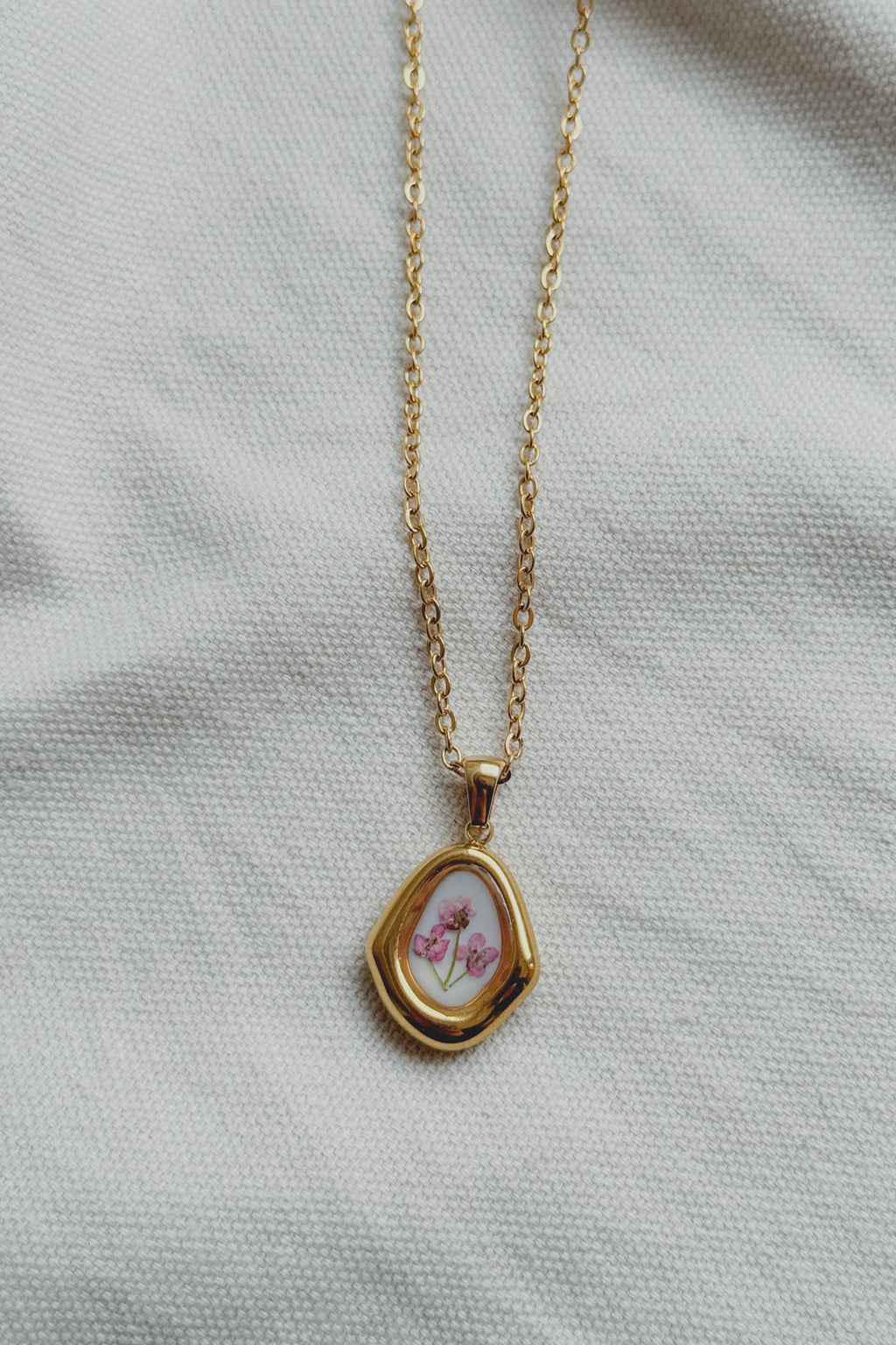 Collana rombo irregolare con fondo bianco e Alisso